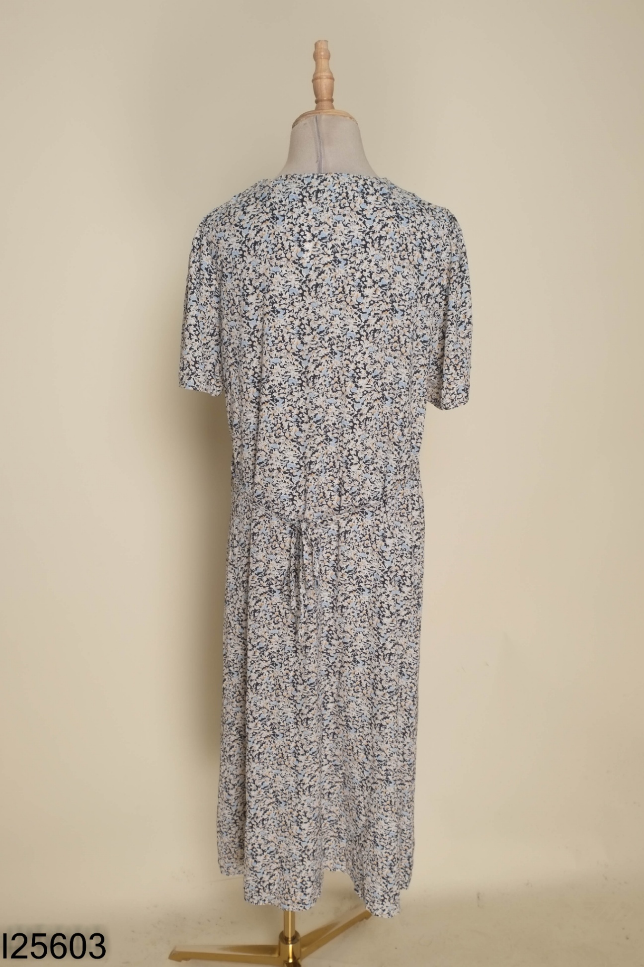 Váy xanh cổ V in hoa trắng