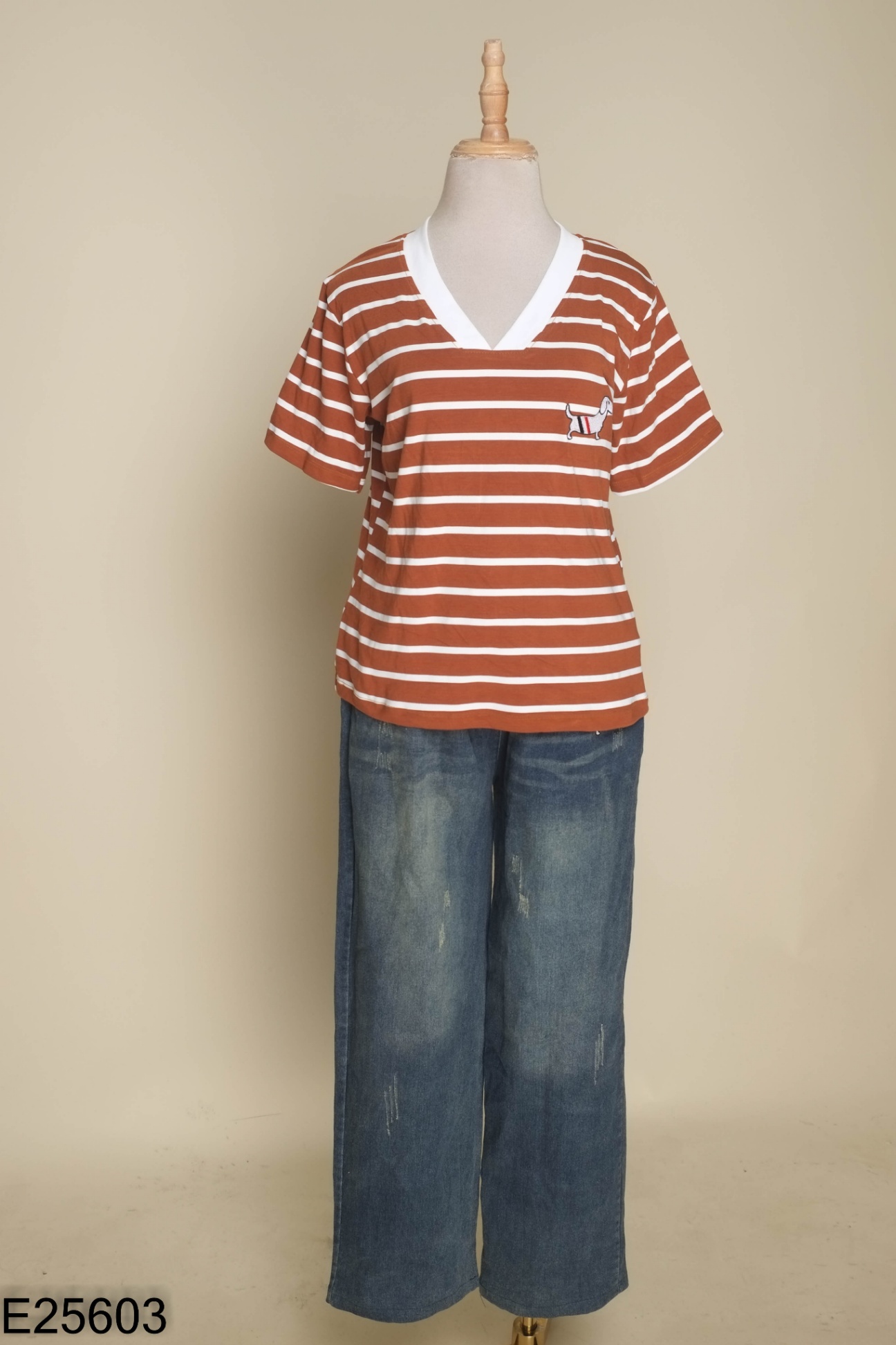Set áo thun nâu kẻ trắng + quần jean dài