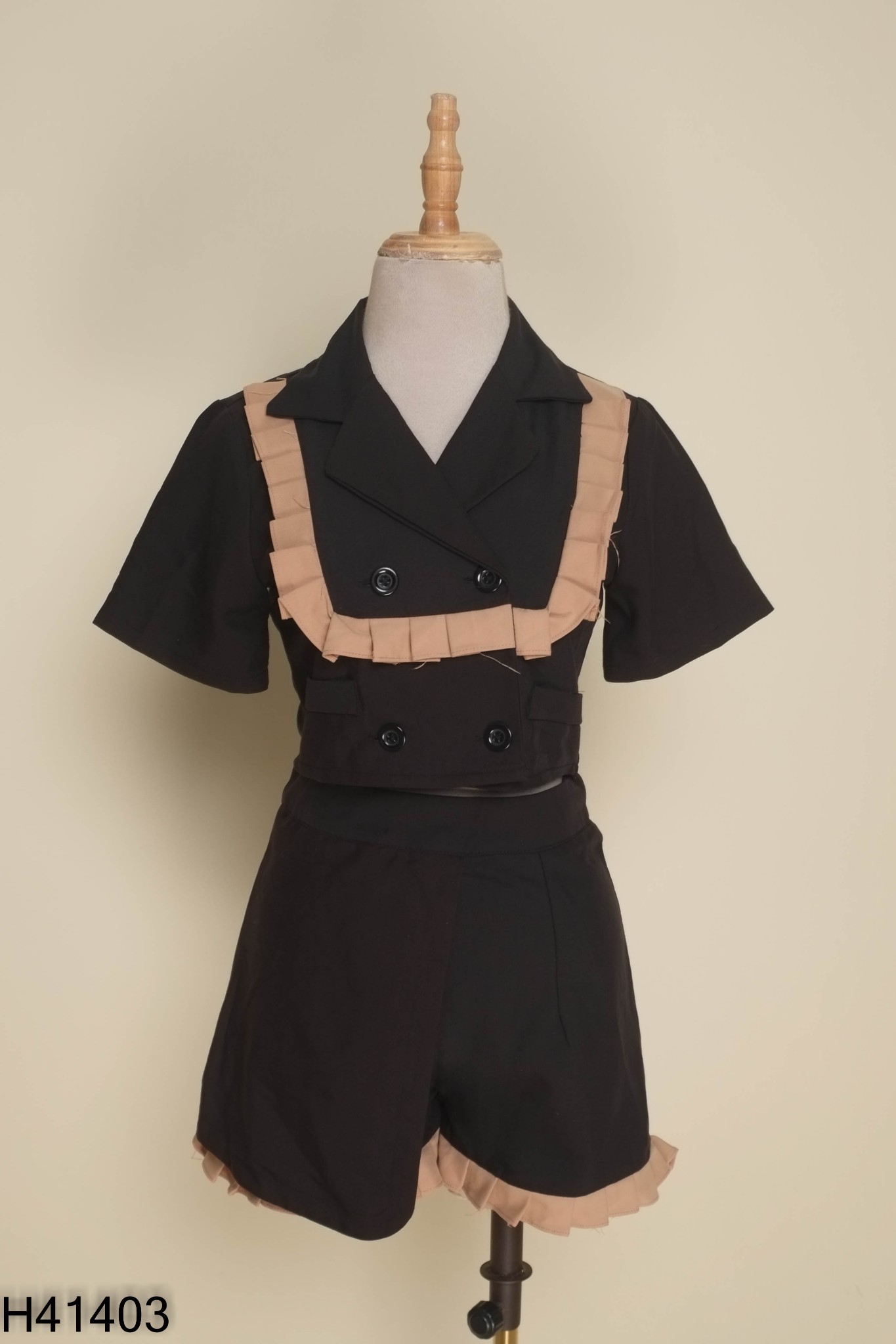Set Áo đen viền bèo nâu + quần shorts