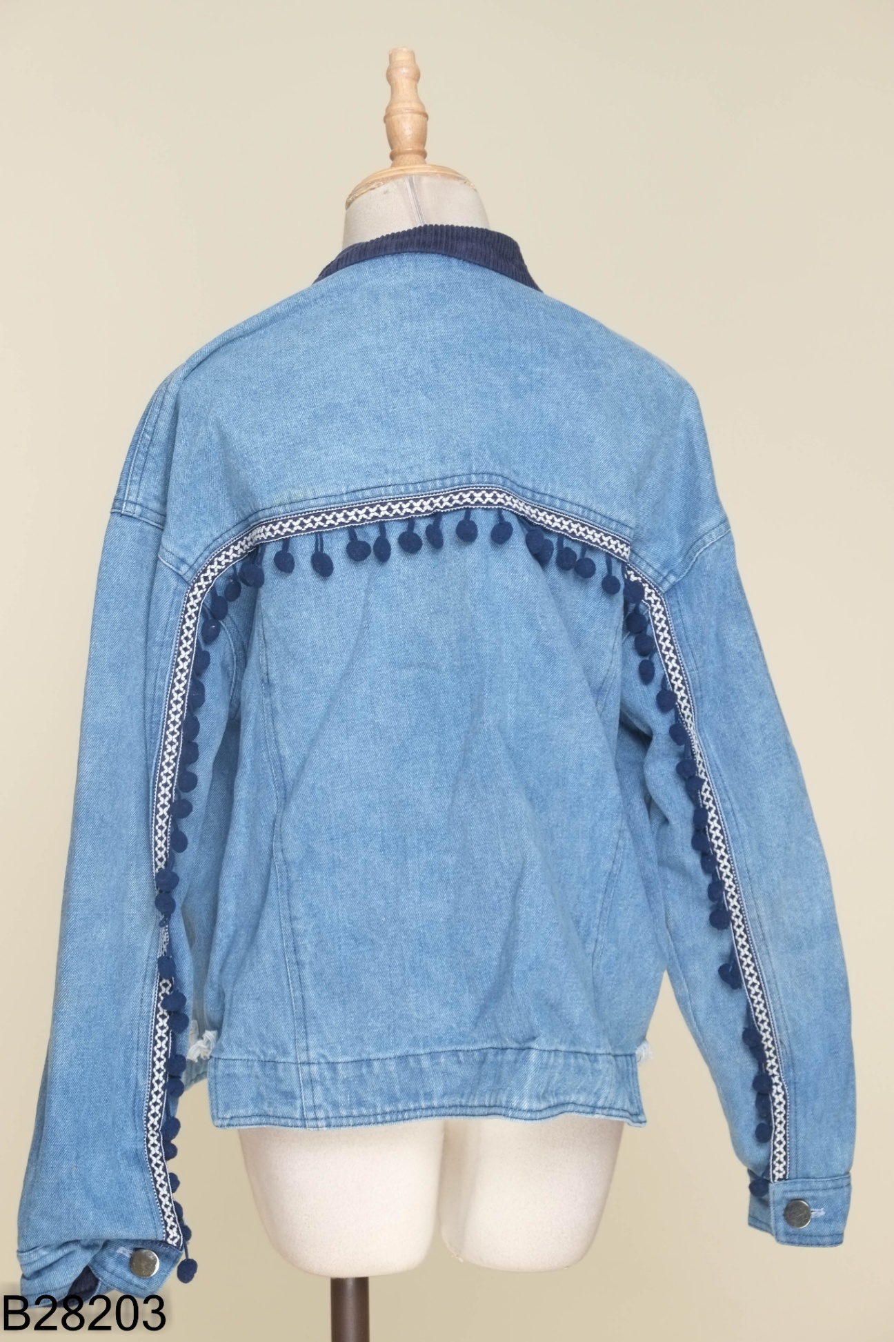 Áo khoác jeans xanh phối tua rua