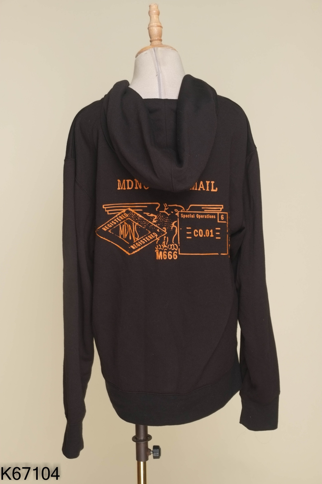 Áo hoodie đen in chữ