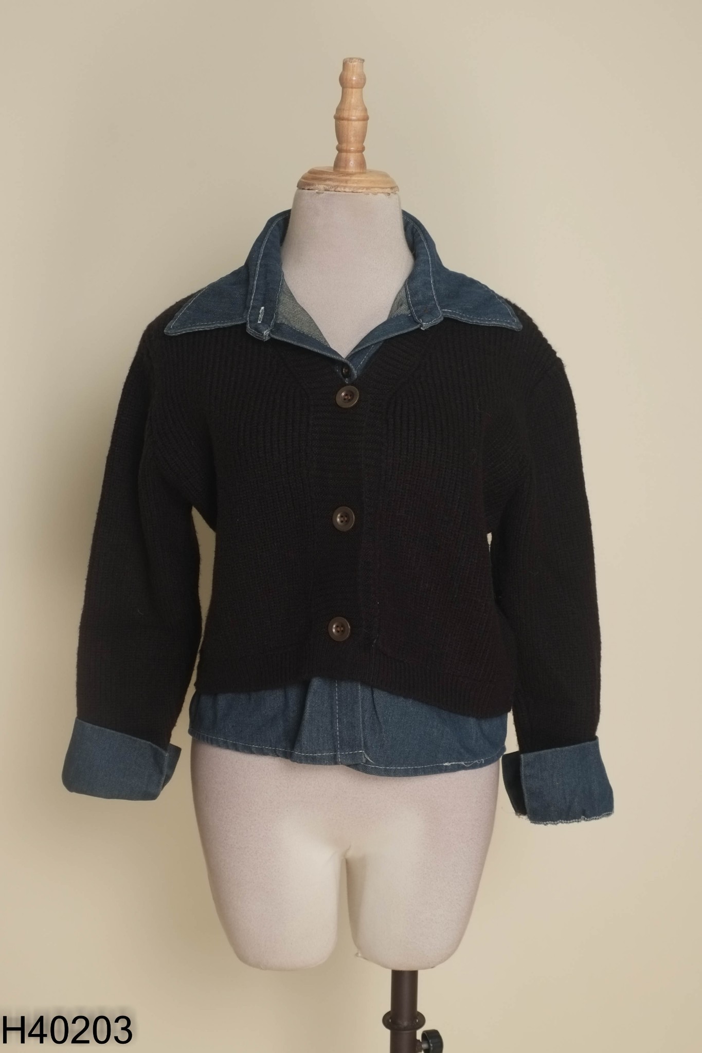 Áo len đen phối cổ jeans xanh