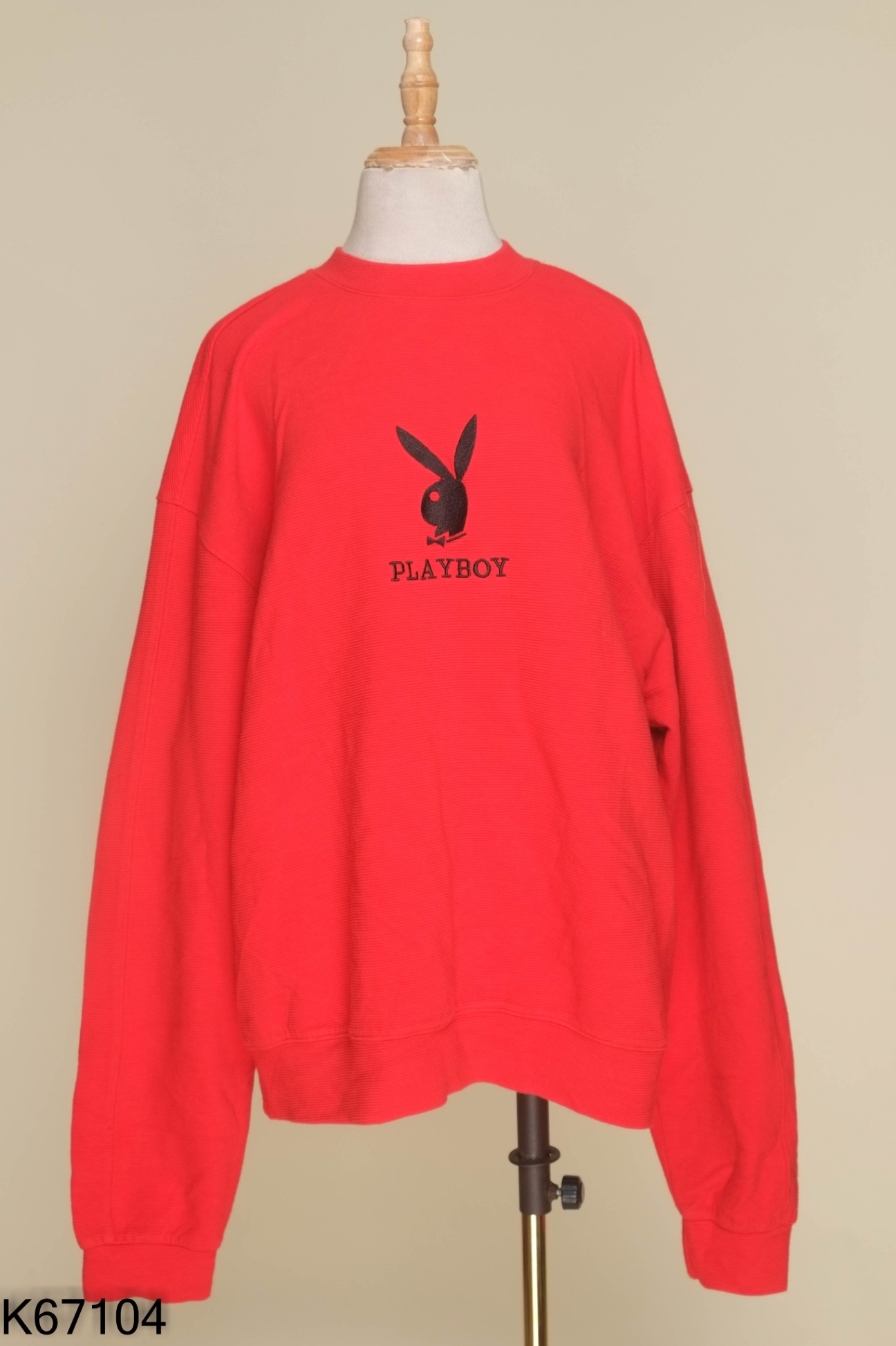 Áo sweater đỏ thêu hình