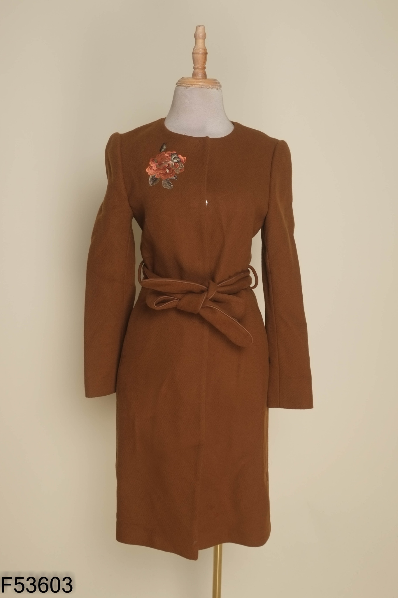 NEWTAG Áo khoác CHIC-LAND dạ nâu thêu hoa