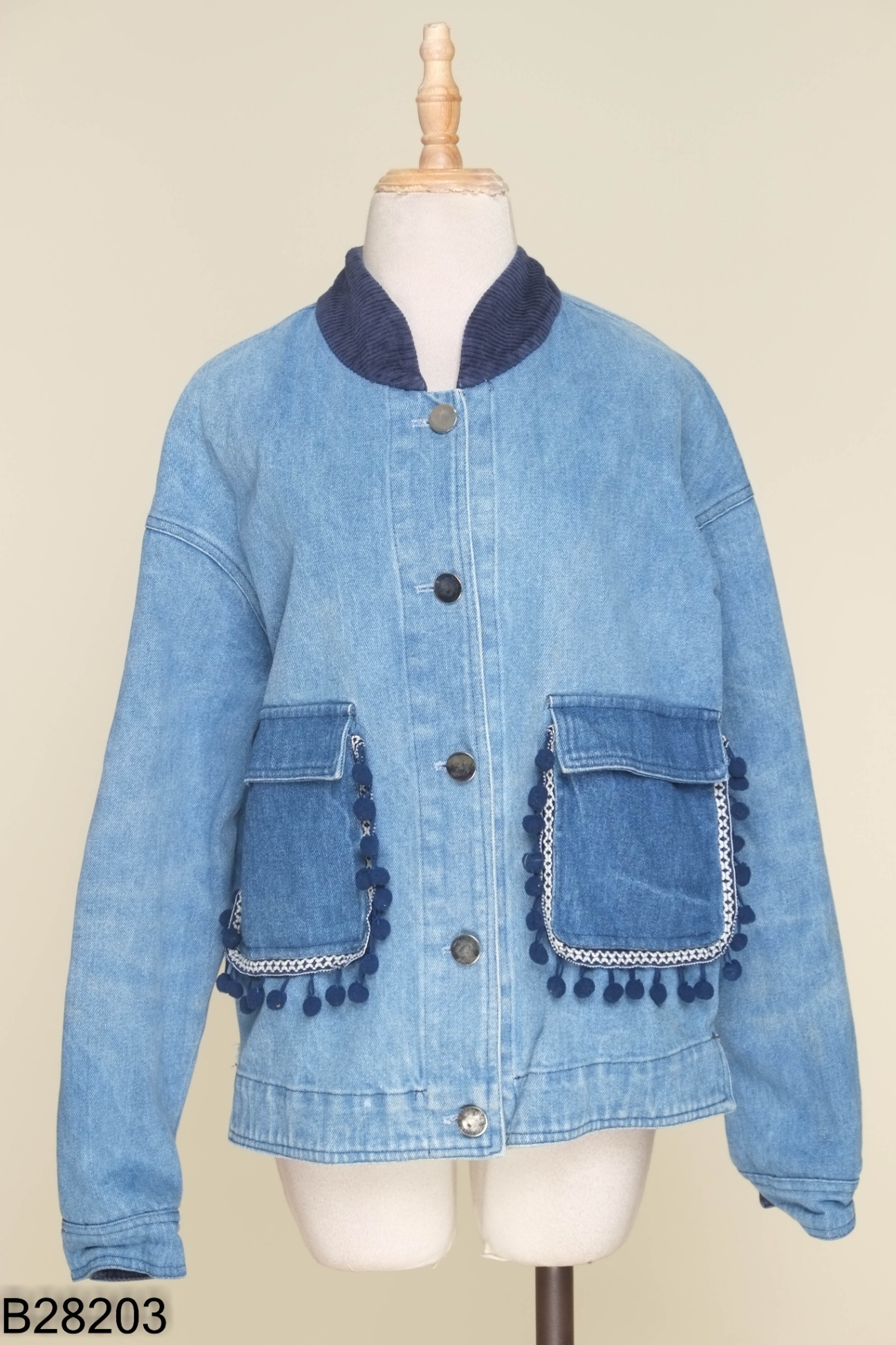 Áo khoác jeans xanh phối tua rua
