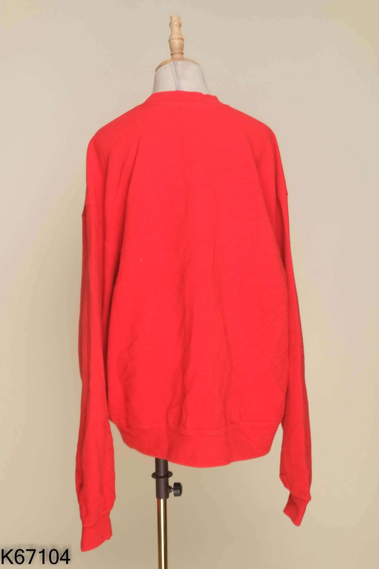Áo sweater đỏ thêu hình