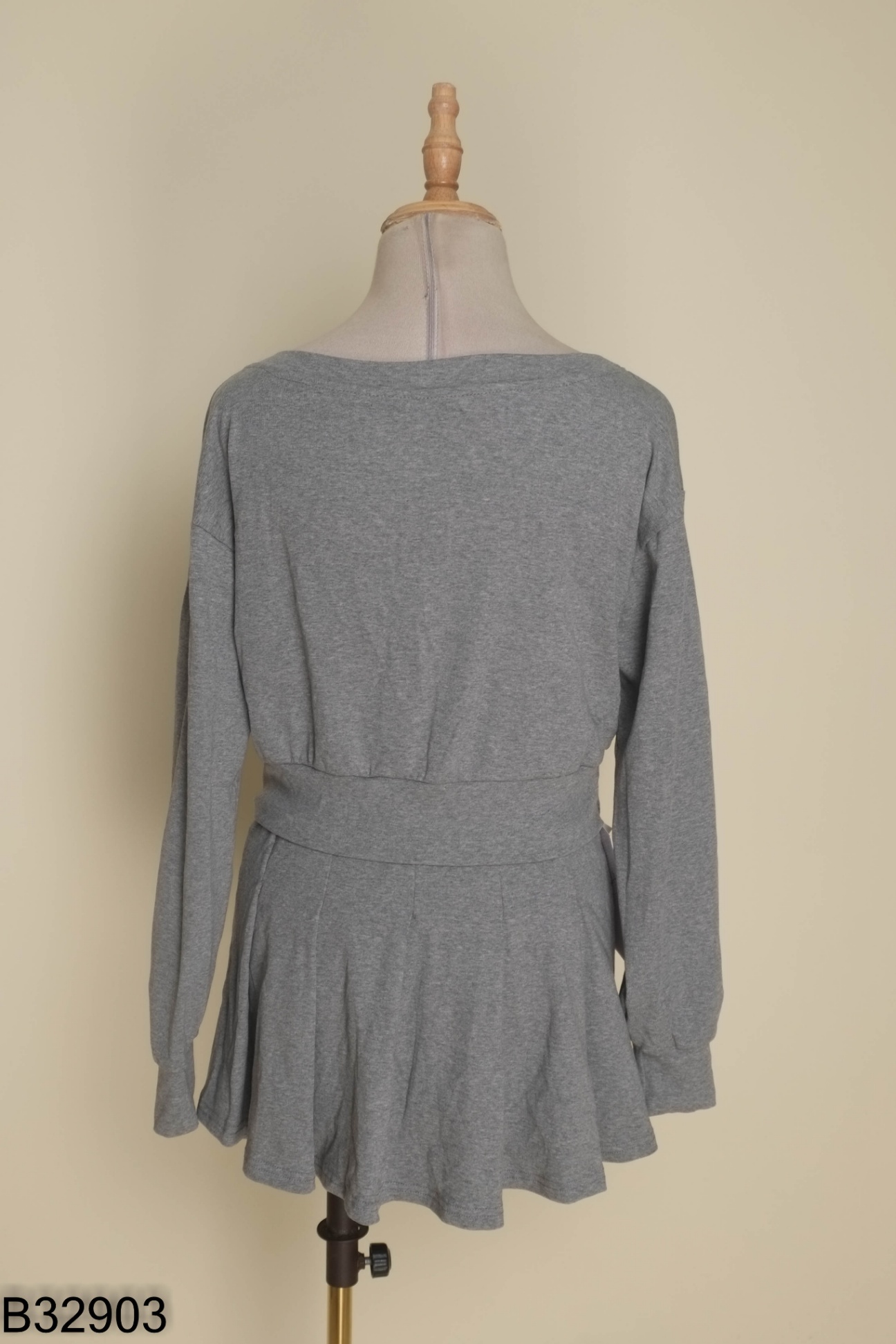 NEWTAG Set xám áo croptop + chân váy