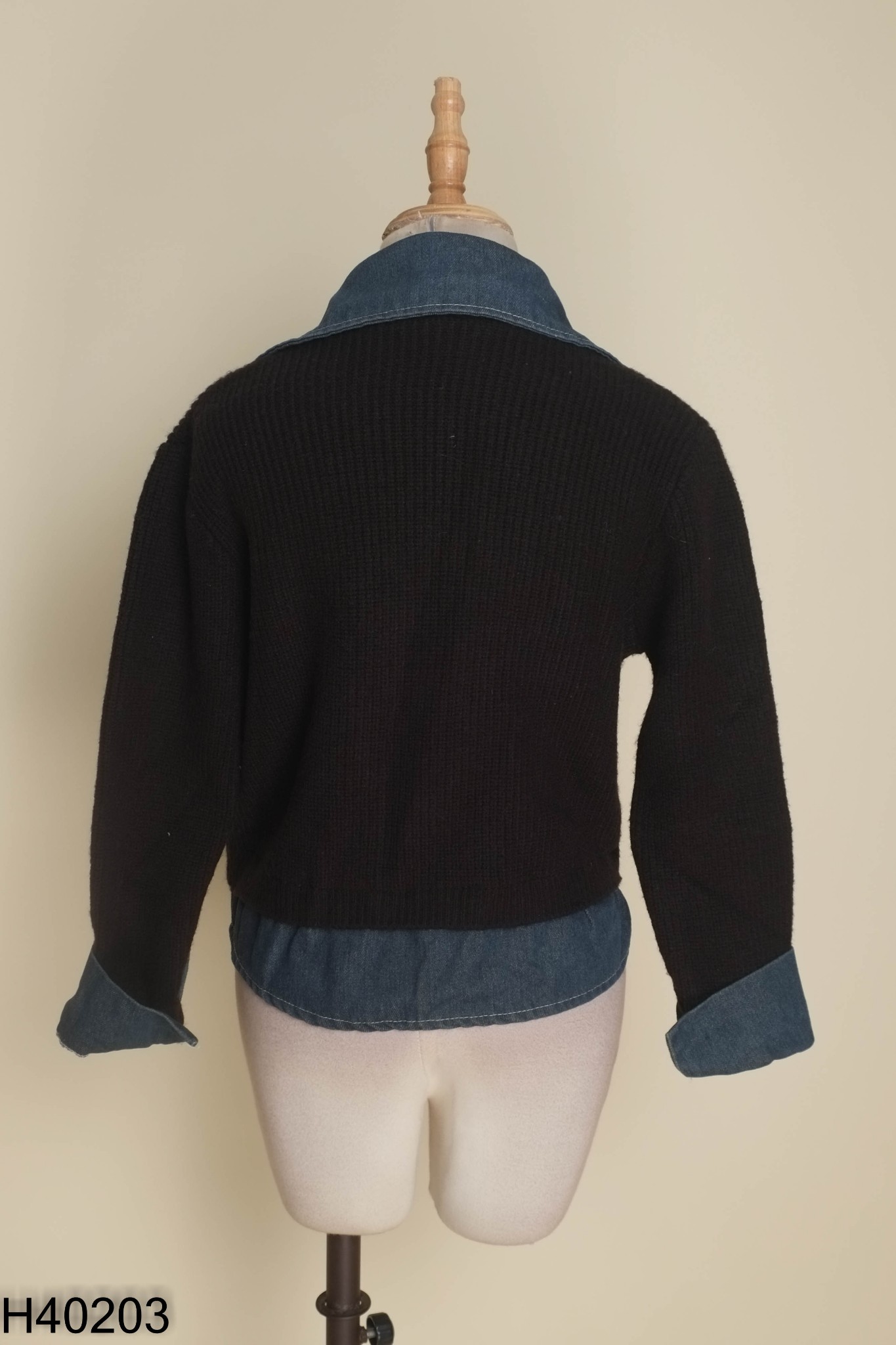 Áo len đen phối cổ jeans xanh