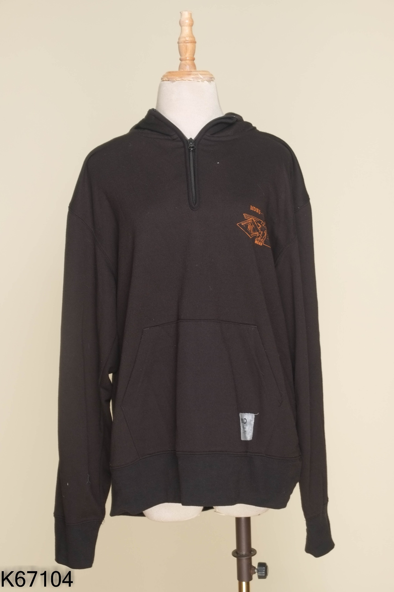 Áo hoodie đen in chữ