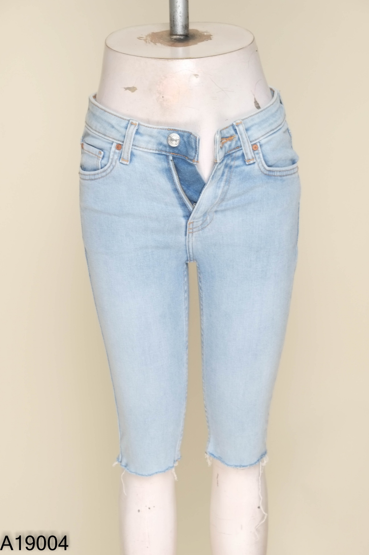 Quần jeans MANGO xanh lửng