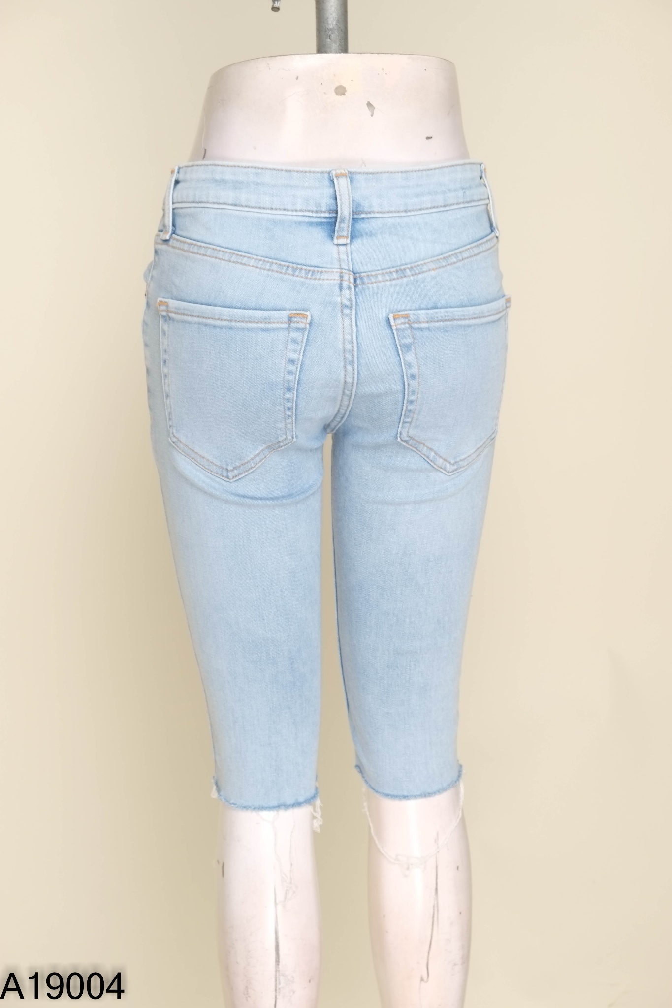 Quần jeans MANGO xanh lửng