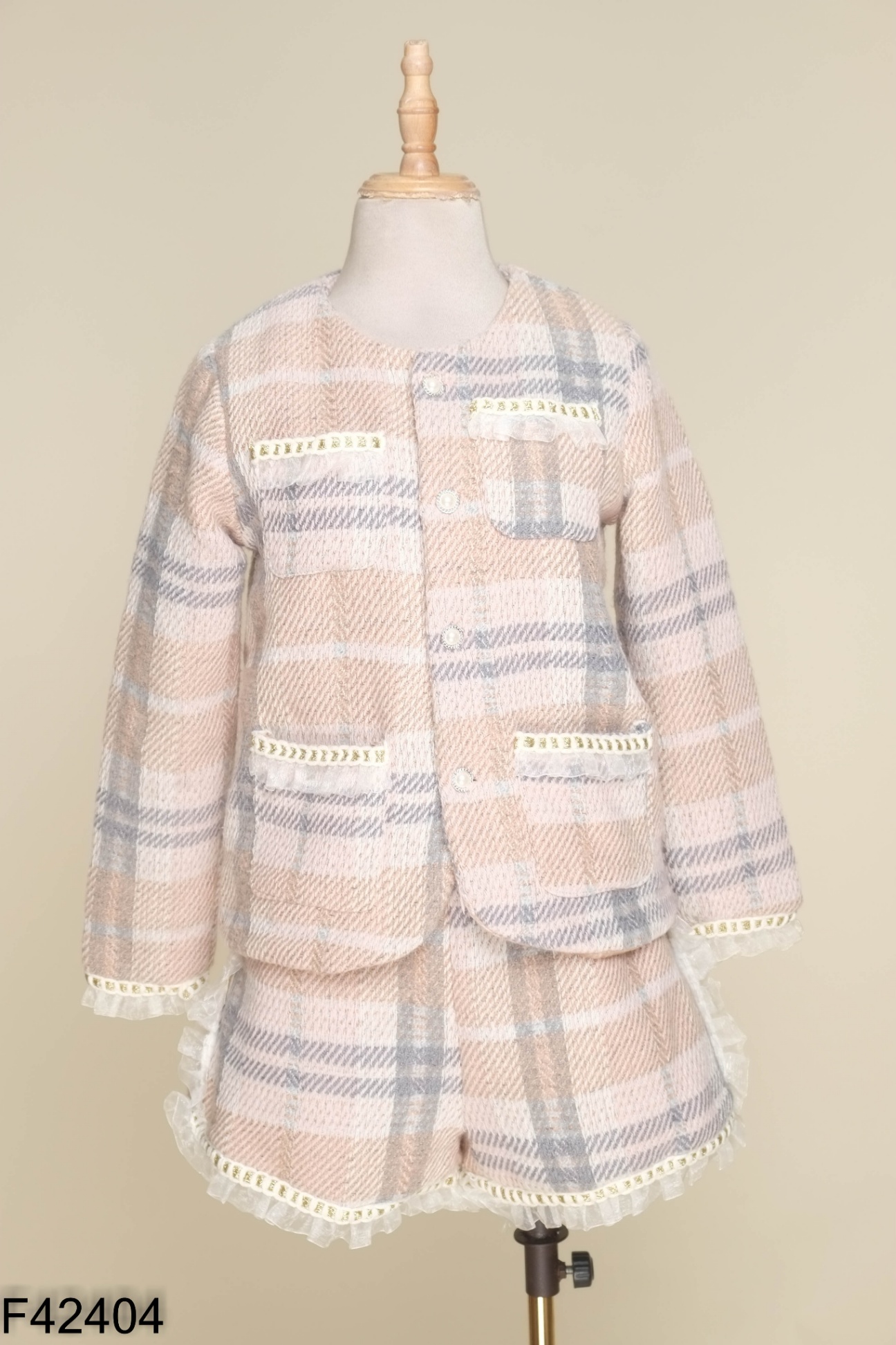 Set Áo dạ be kẻ cúc ngọc + quần shorts