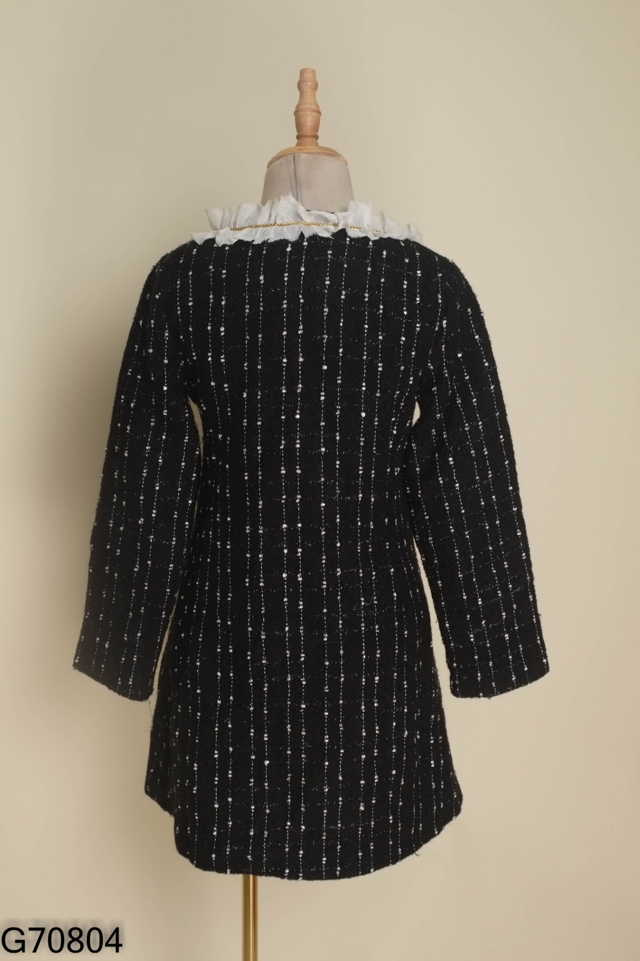 Áo khoác dạ đen phối voan be