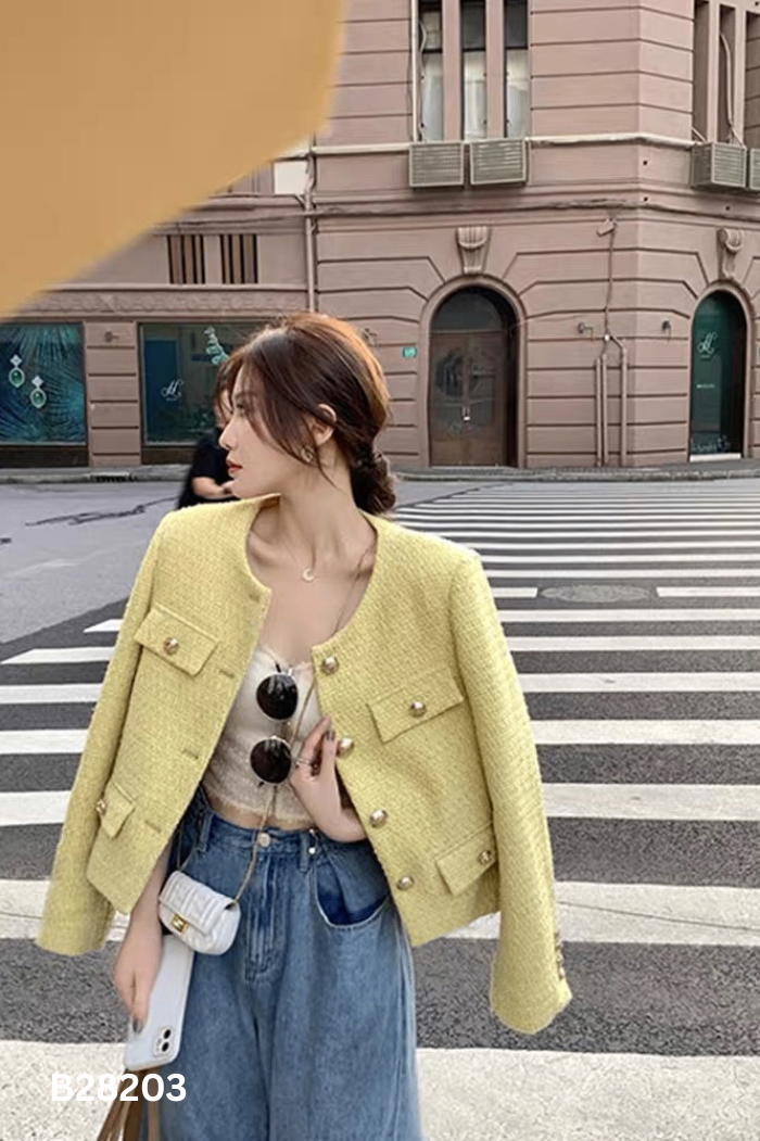 Áo khoác dạ vàng phối cúc