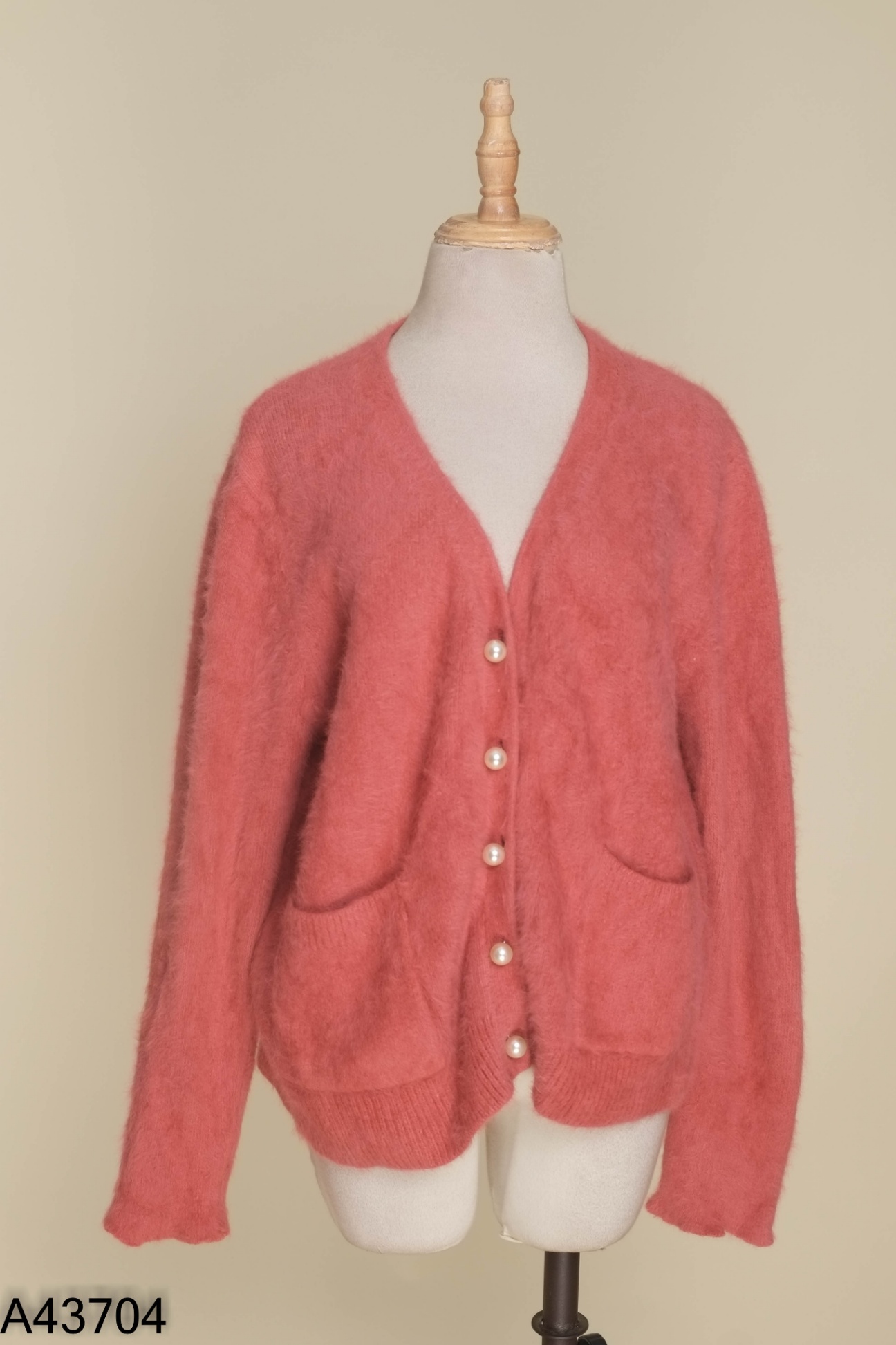 Áo cardigans đỏ cúc ngọc