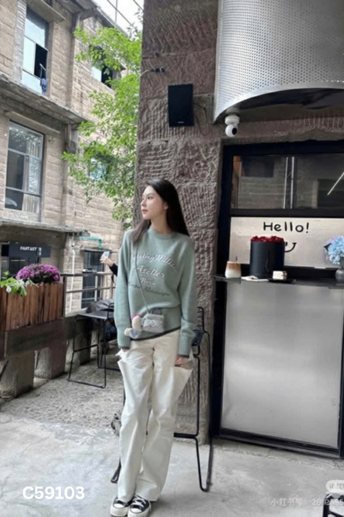 Áo len xanh thêu chữ