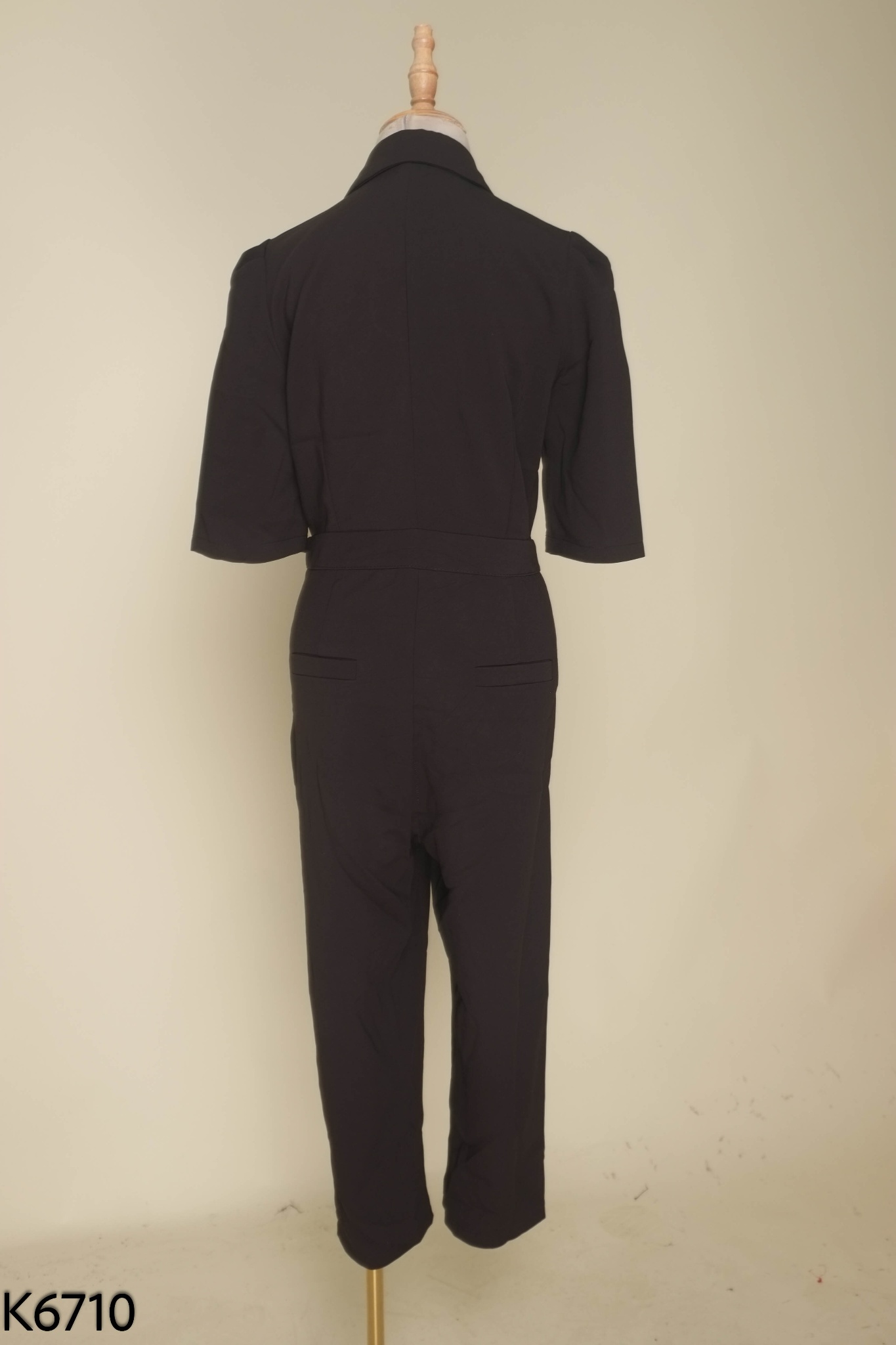 Jumpsuit đen cổ vest