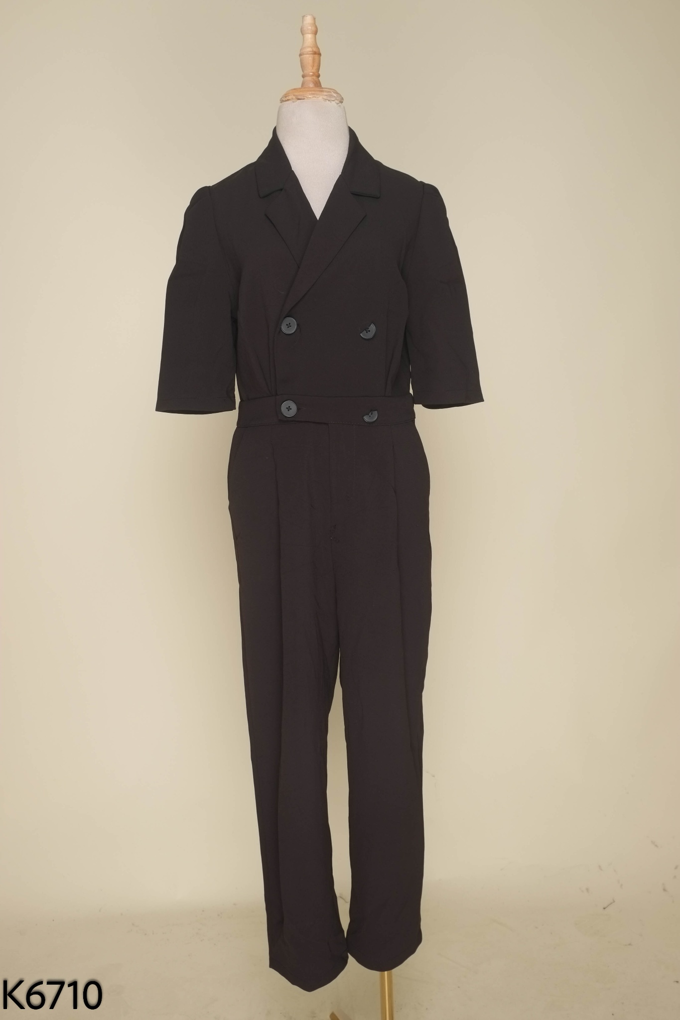 Jumpsuit đen cổ vest