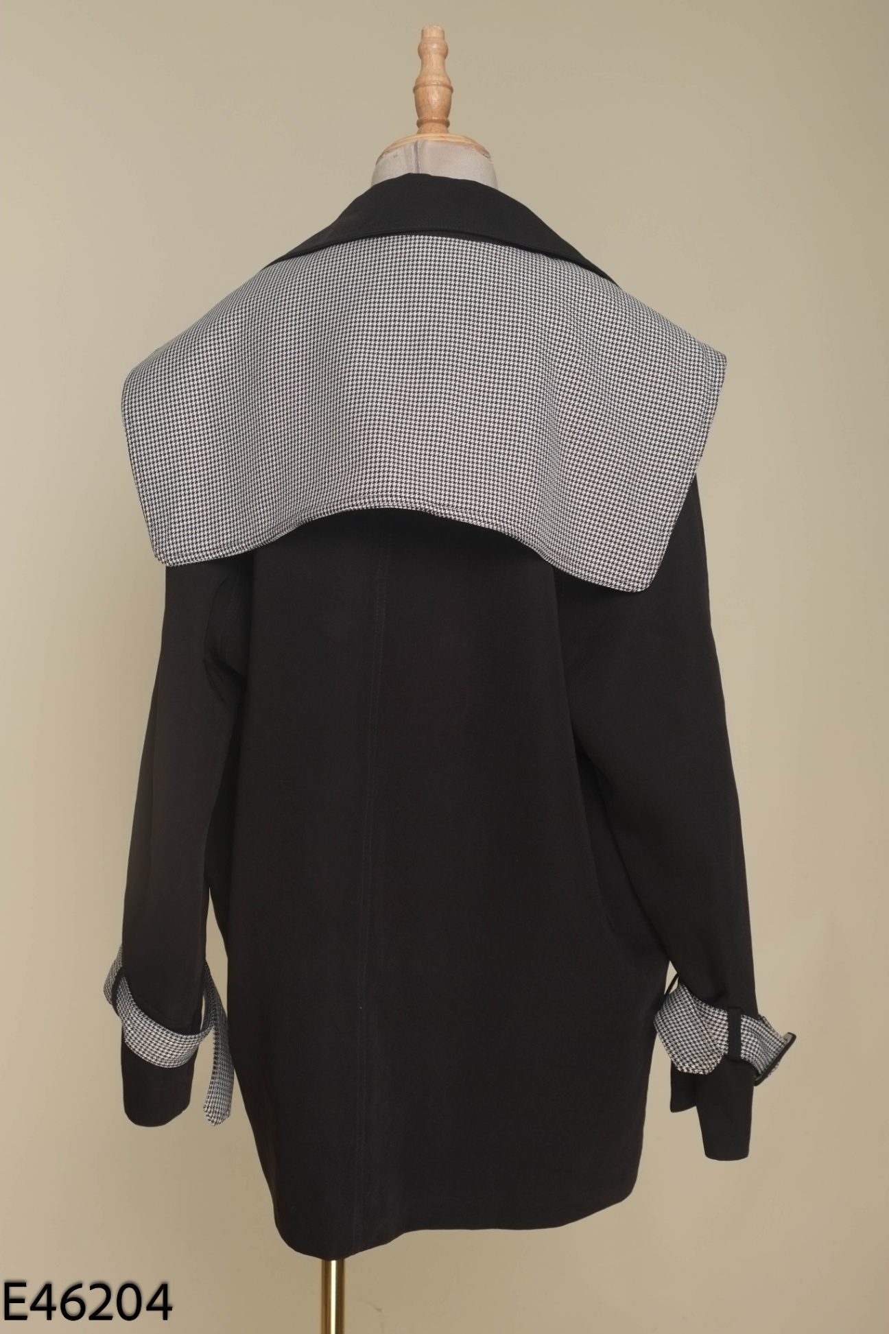 Áo blazer đen phối họa tiết