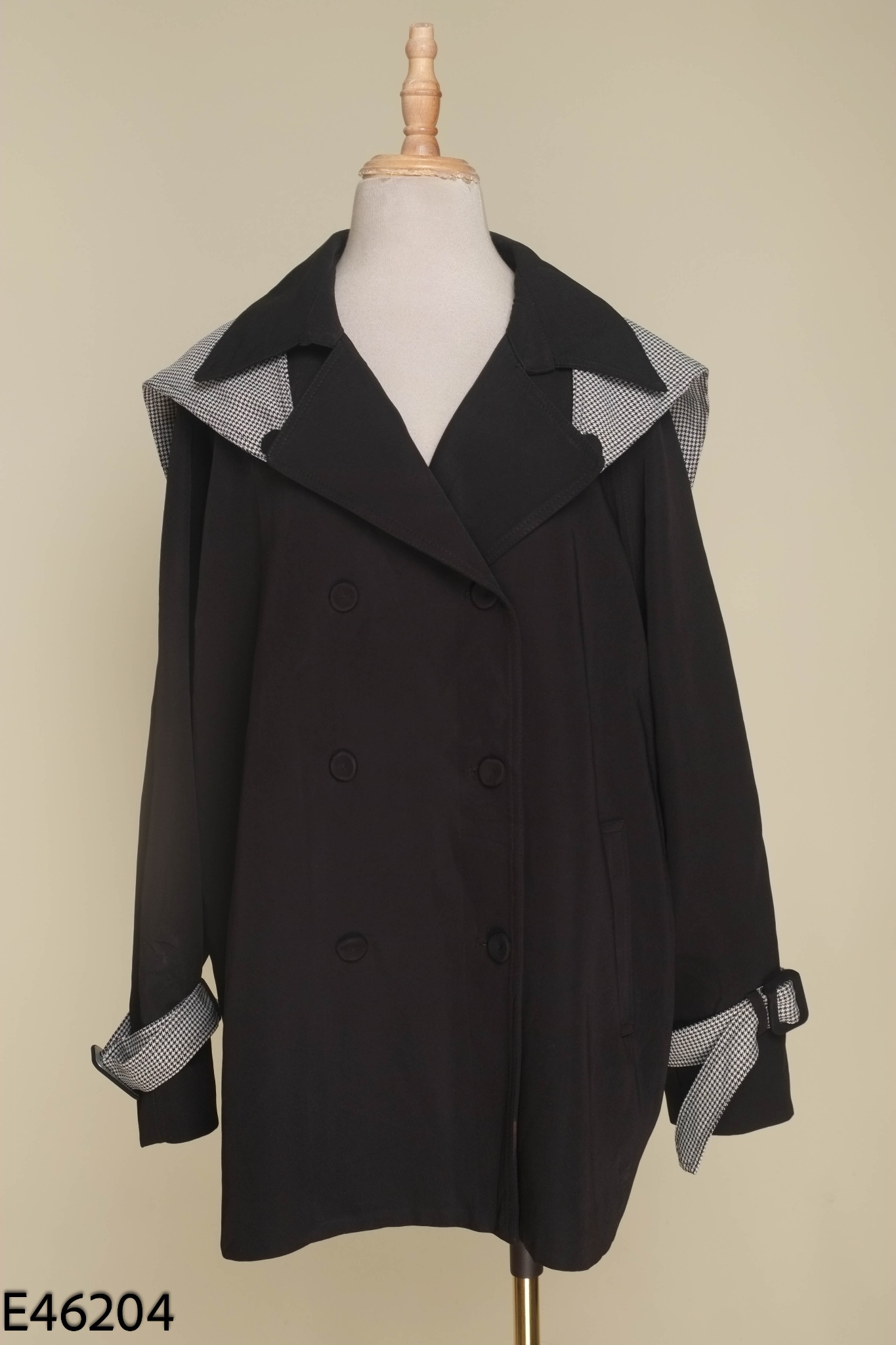 Áo blazer đen phối họa tiết