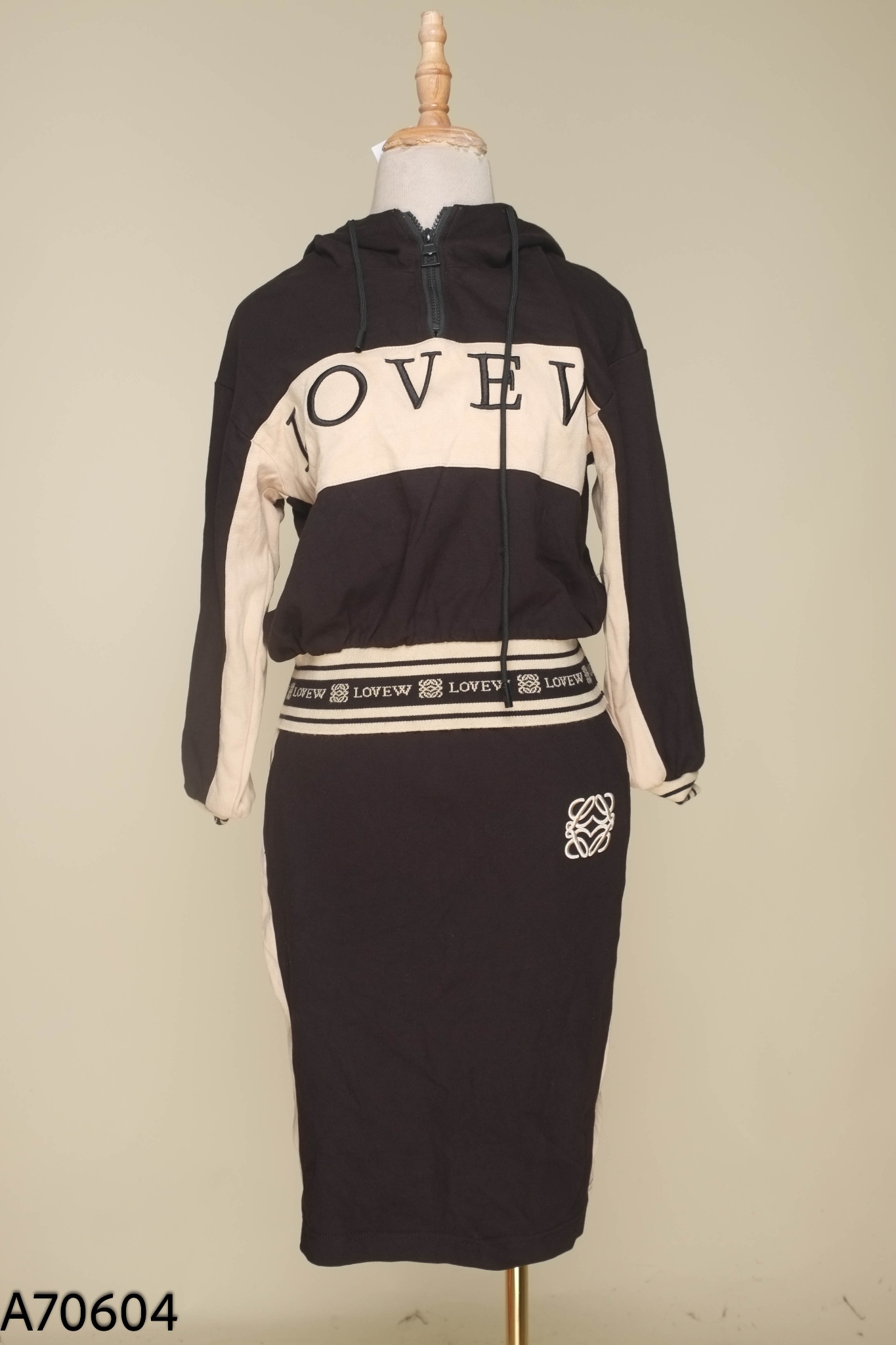 SET áo hoodie đen chữ dáng ngắn+ chân váy