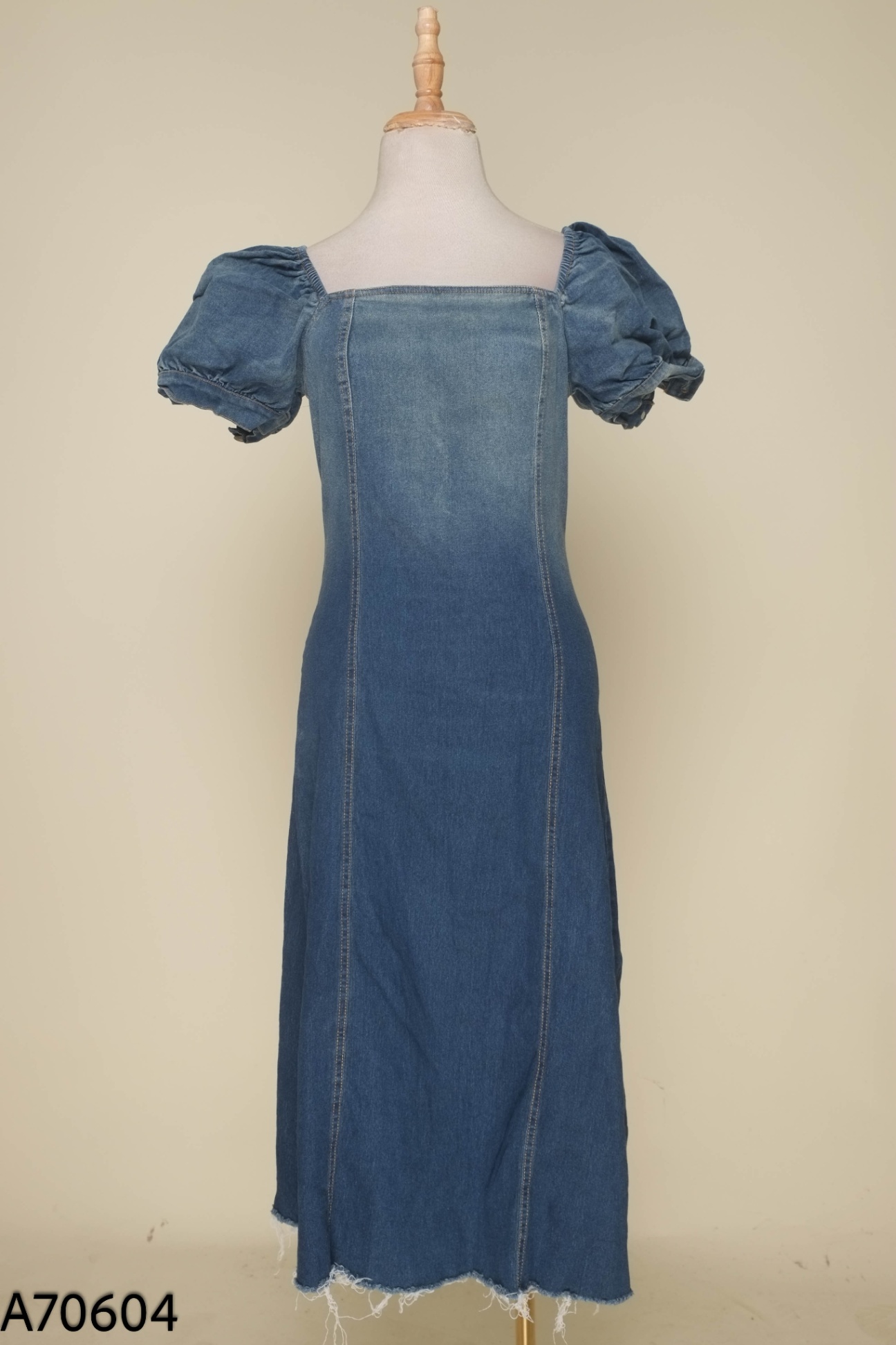 Váy jeans xanh cổ vuông