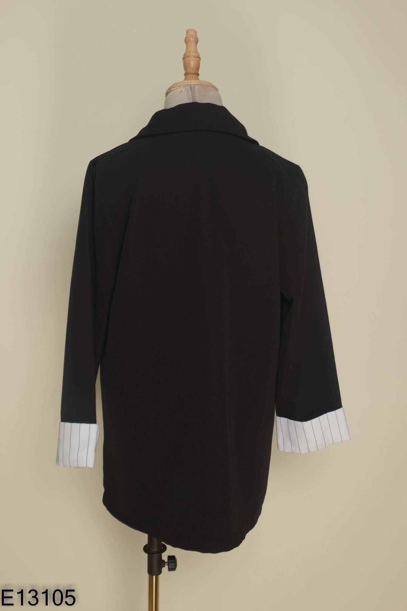 Áo blazer đen phối trắng kẻ