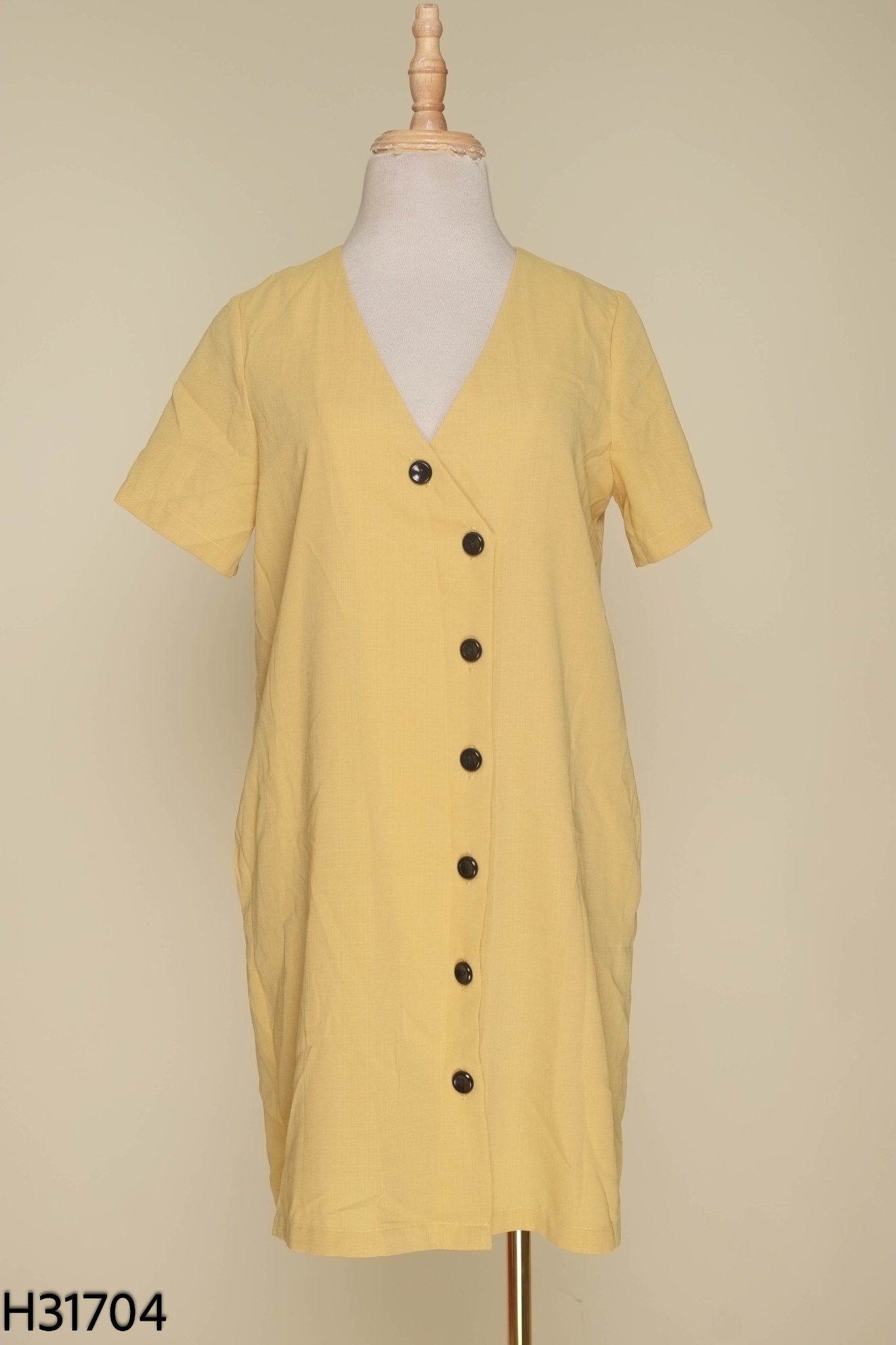 Váy vàng 92WEAR cổ tim trơn