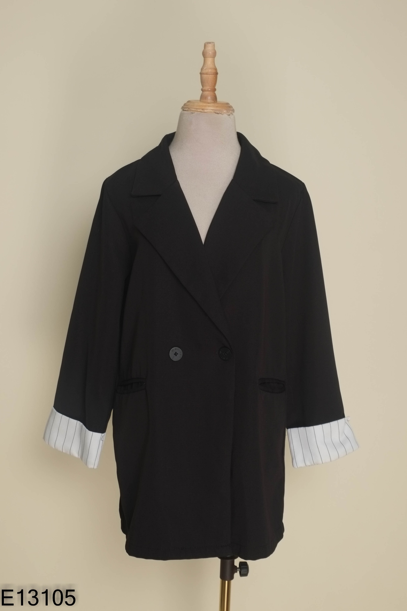 Áo blazer đen phối trắng kẻ