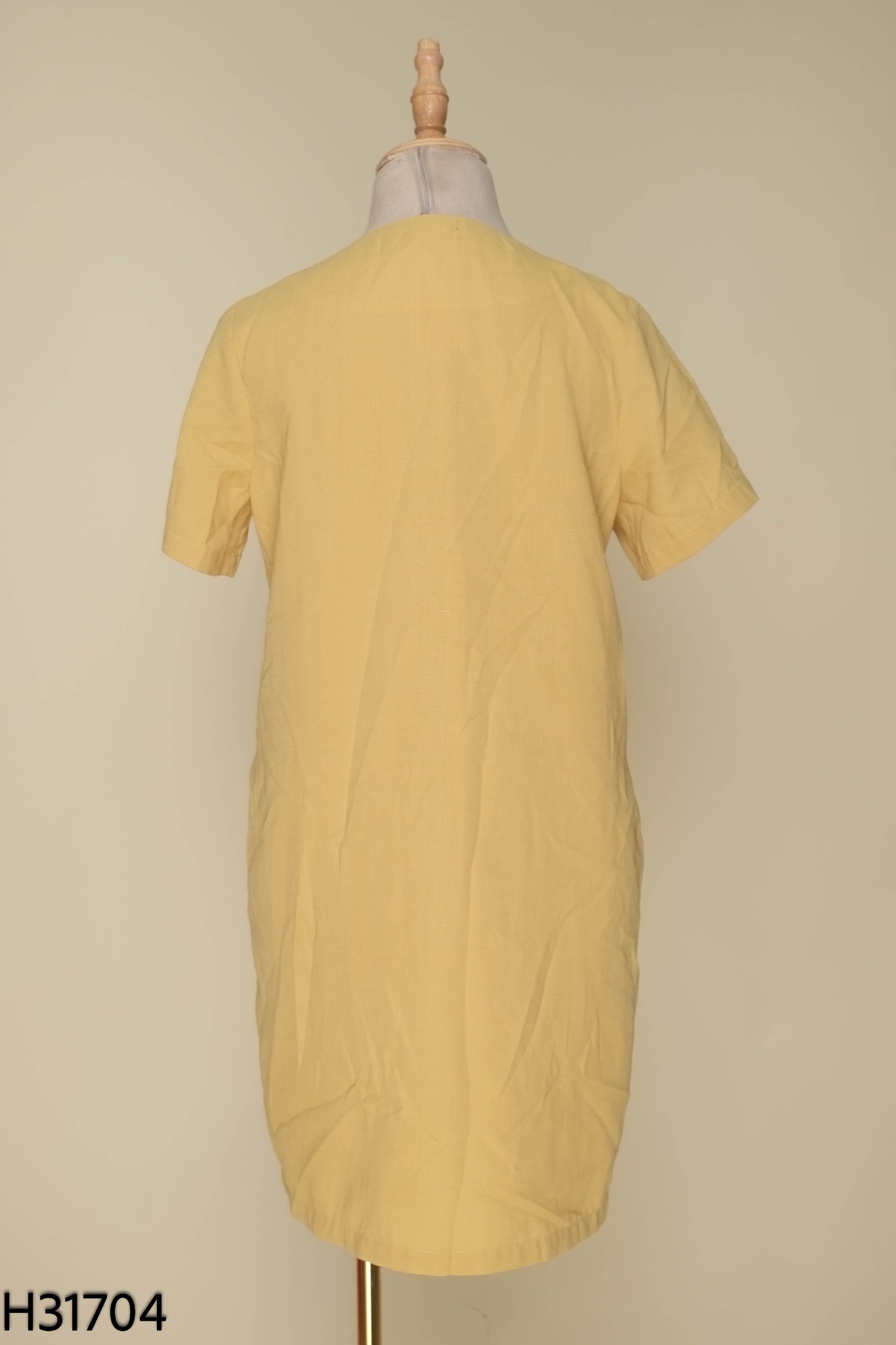 Váy vàng 92WEAR cổ tim trơn