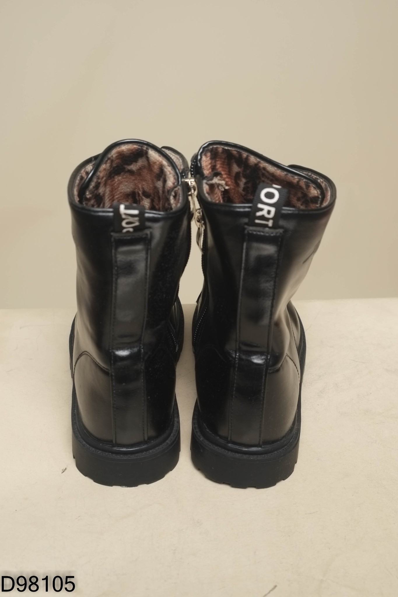 Boots đen đan dây