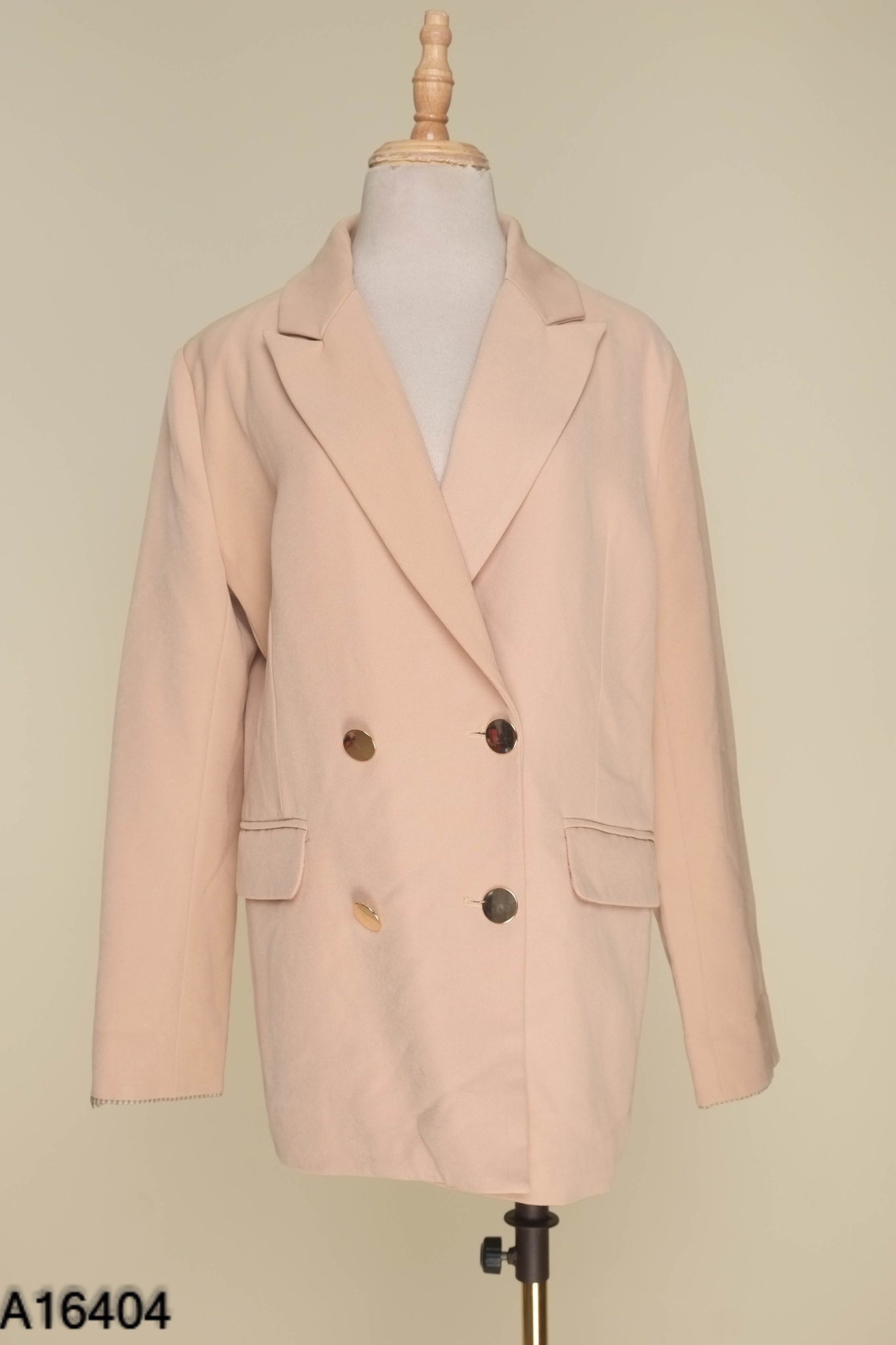 Áo blazer hồng phối cúc vàng