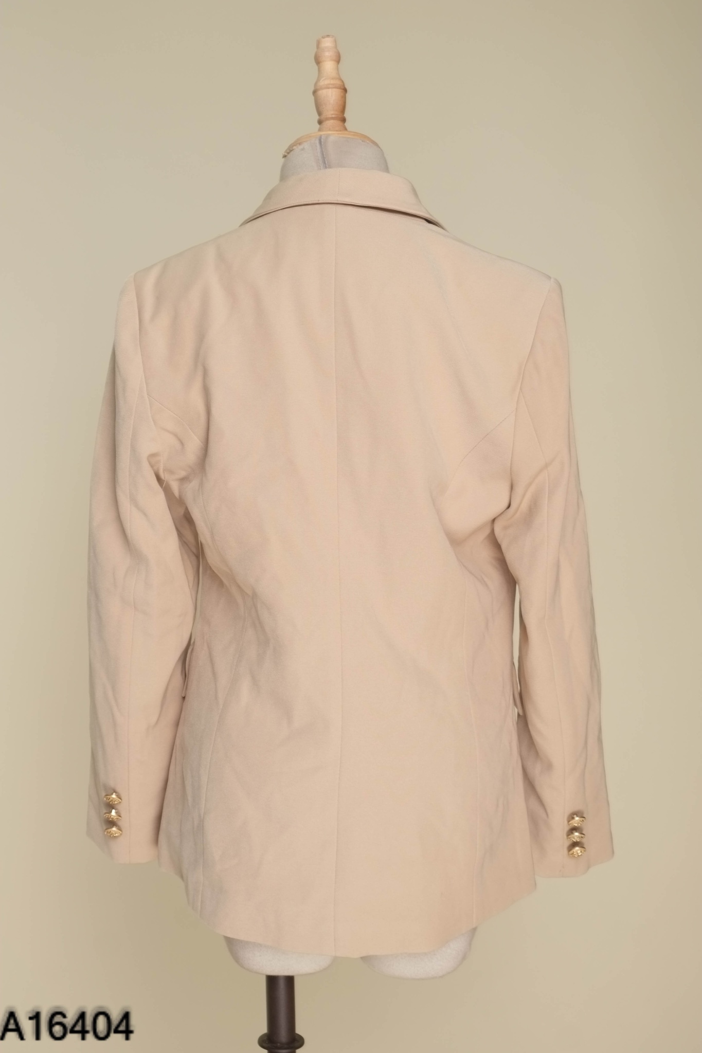 Áo blazer be phối cúc vàng