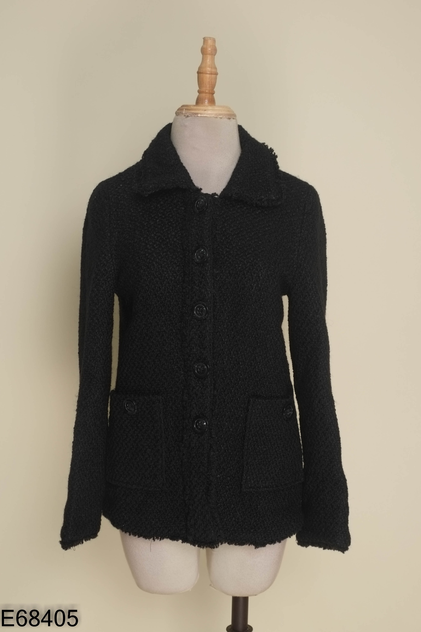 Áo khoác dạ tweed đen viền tua rua