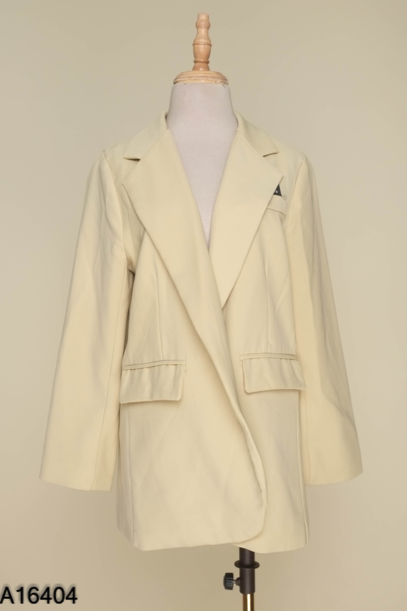 Áo blazer be in chữ