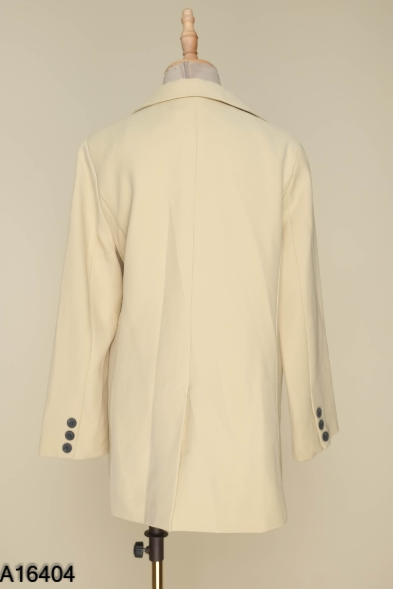 Áo blazer be in chữ