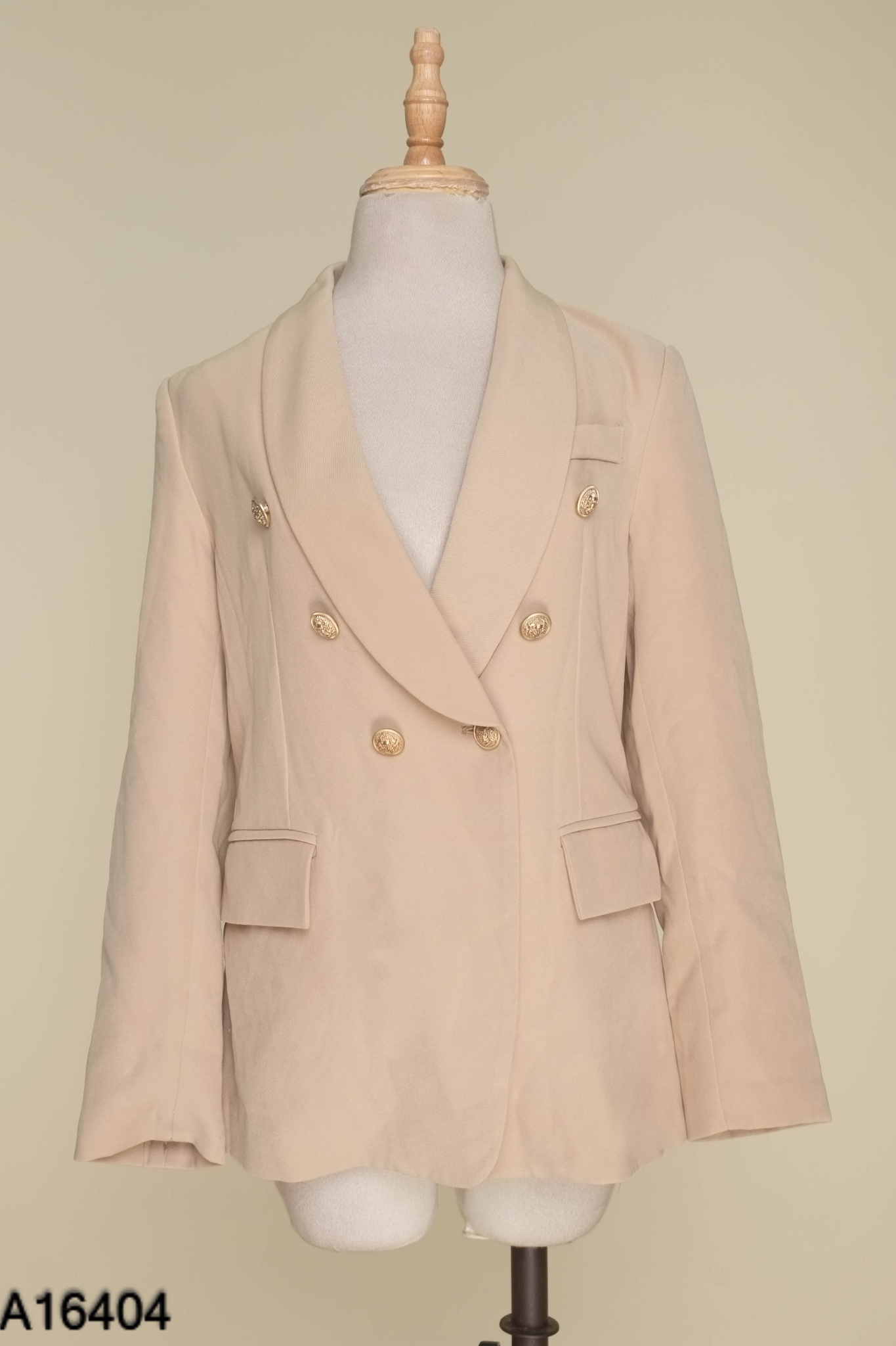 Áo blazer be phối cúc vàng