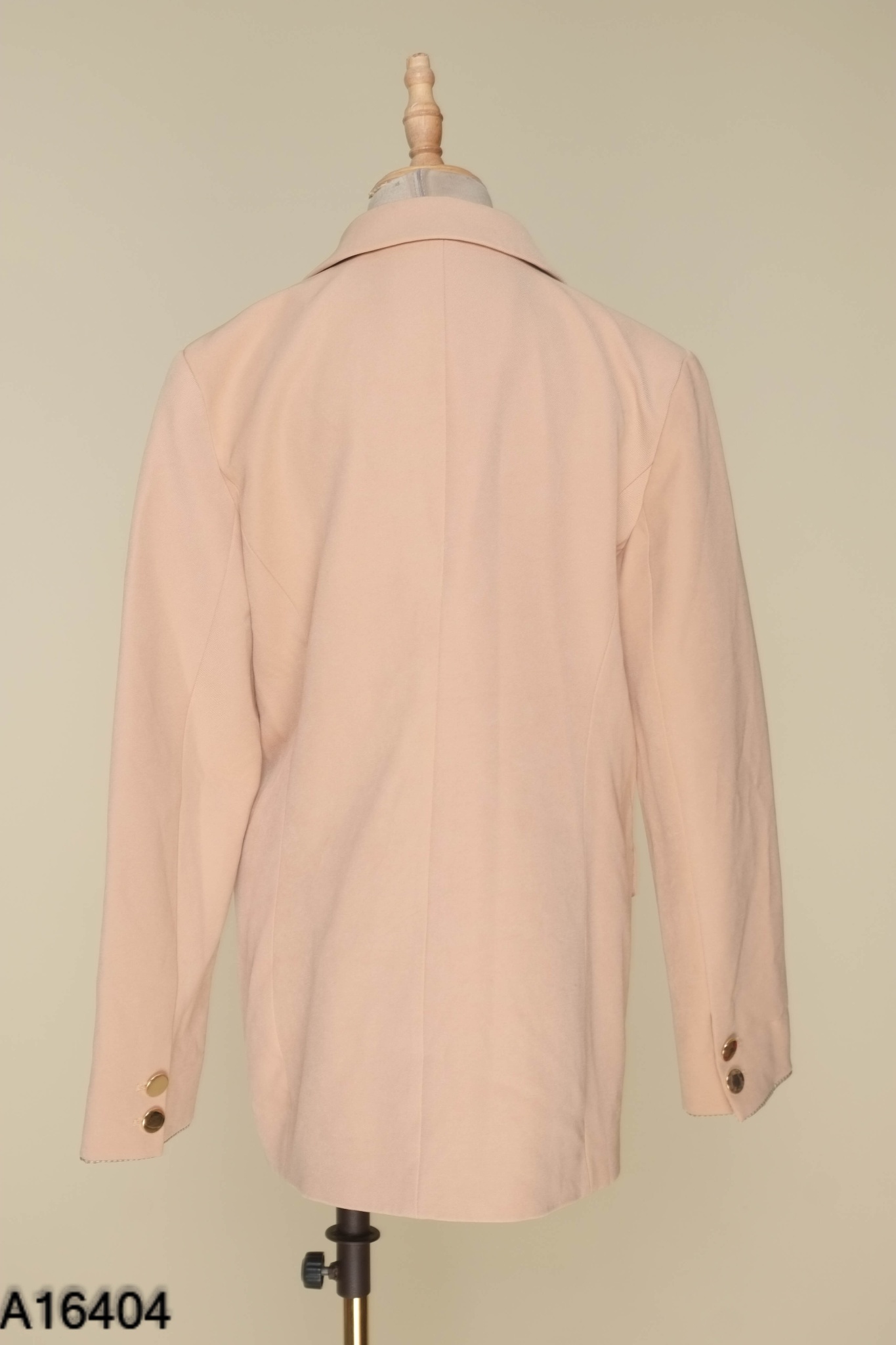 Áo blazer hồng phối cúc vàng