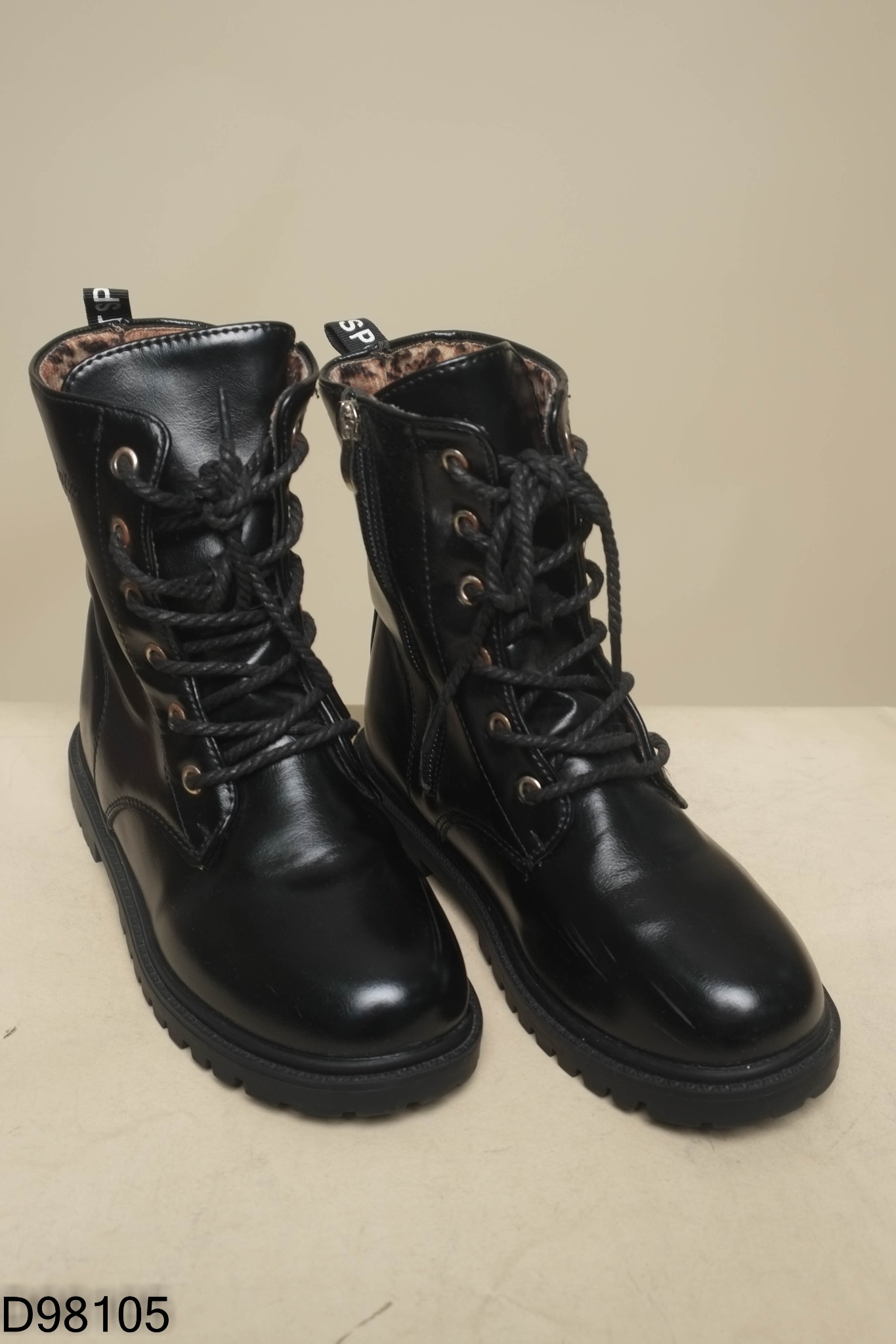 Boots đen đan dây