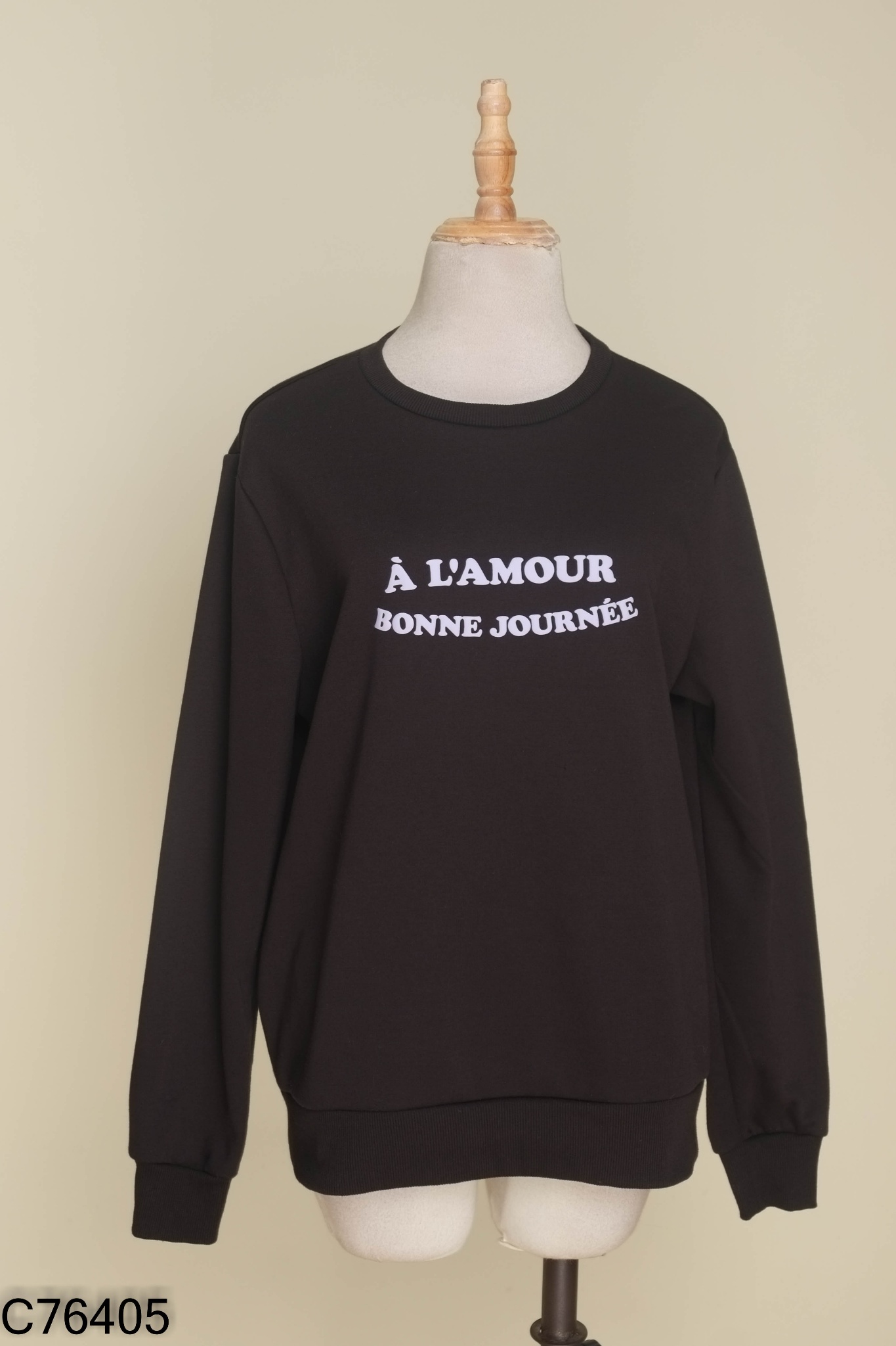 Áo sweater đen in chữ