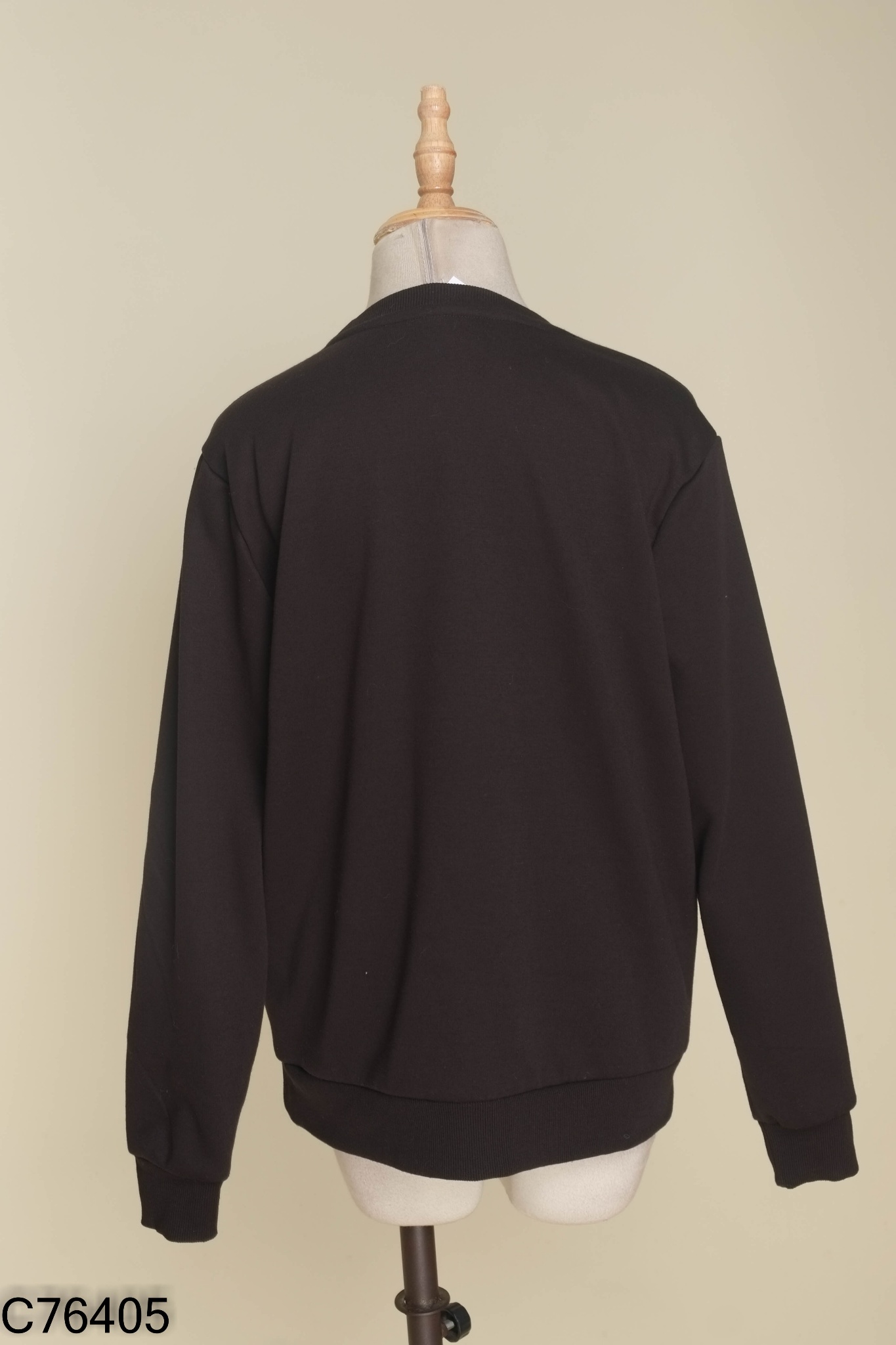 Áo sweater đen in chữ