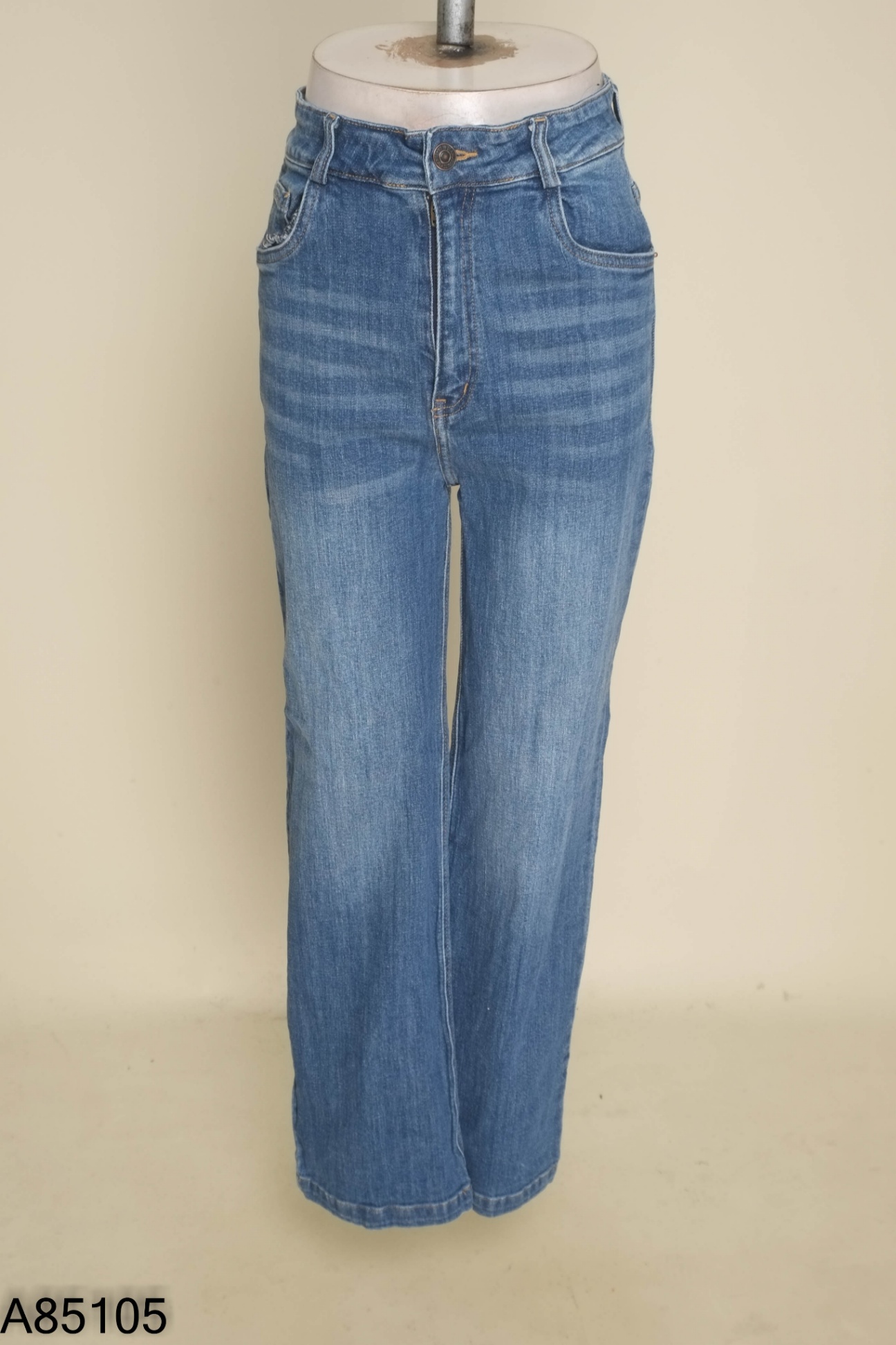 Quần jeans xanh trơn