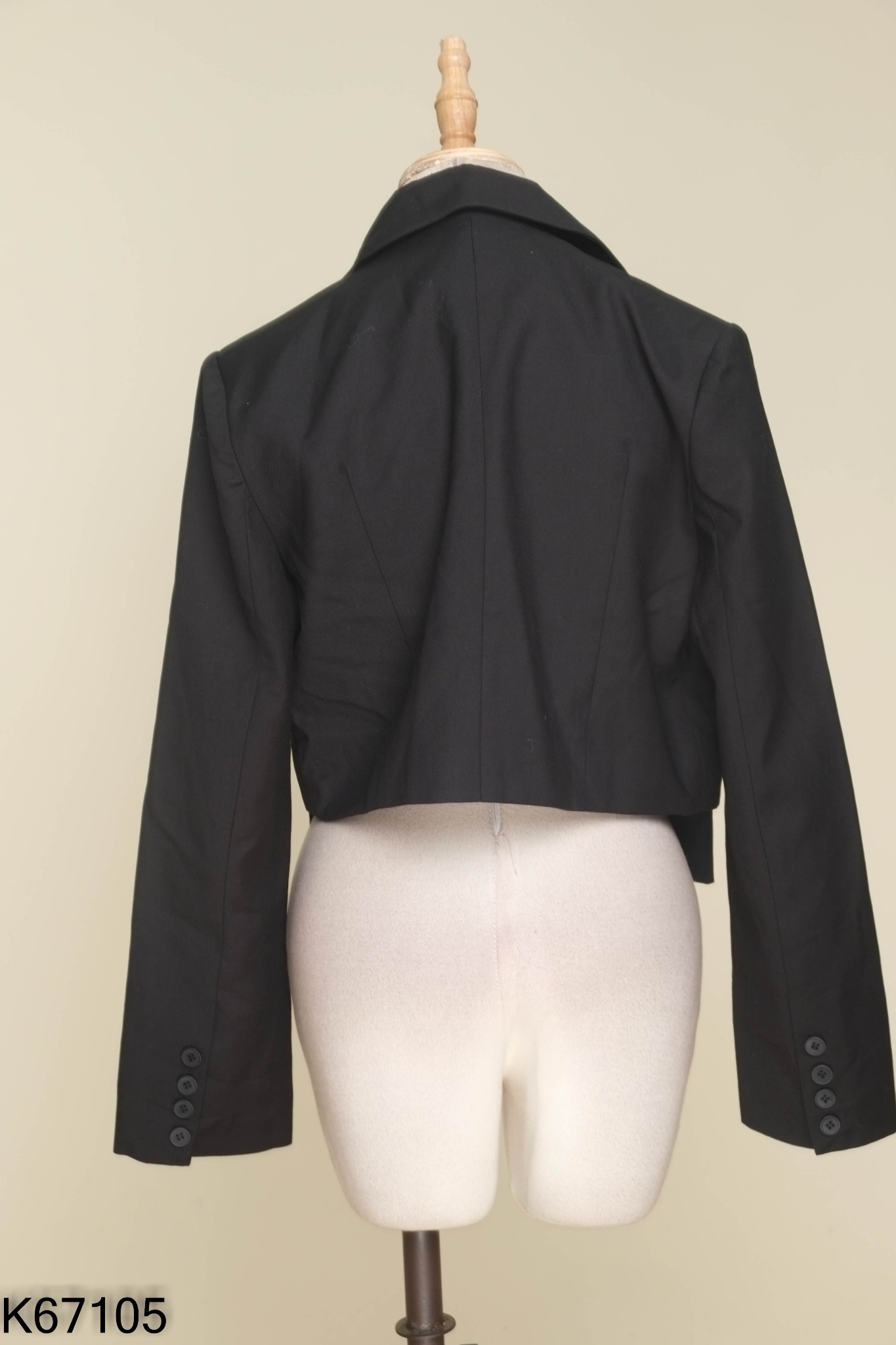 Áo vest đen dáng ngắn chỉ trắng