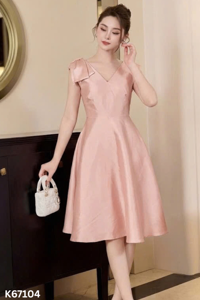 Váy hồng trơn vai đính nơ