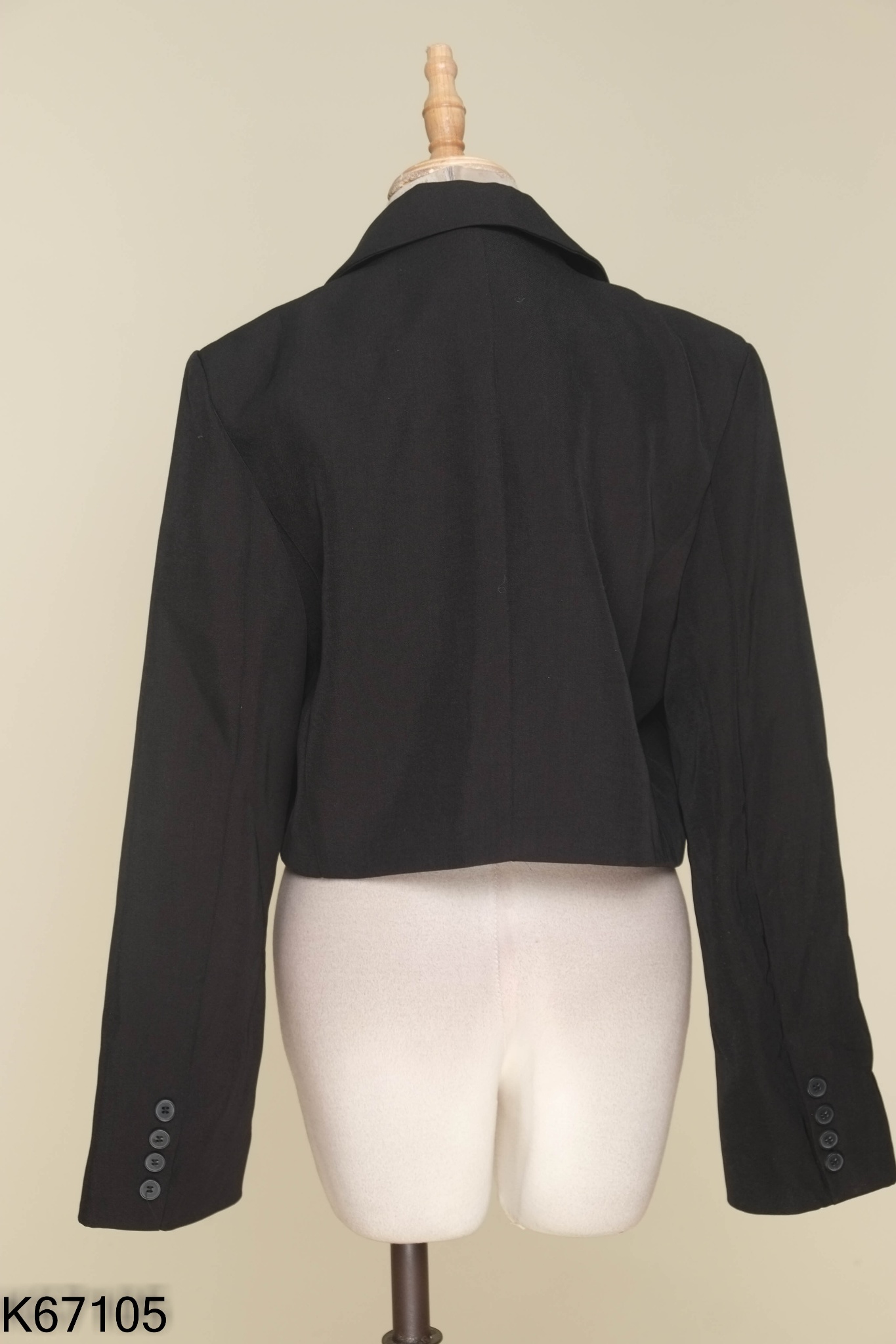 Áo vest đen dáng ngắn
