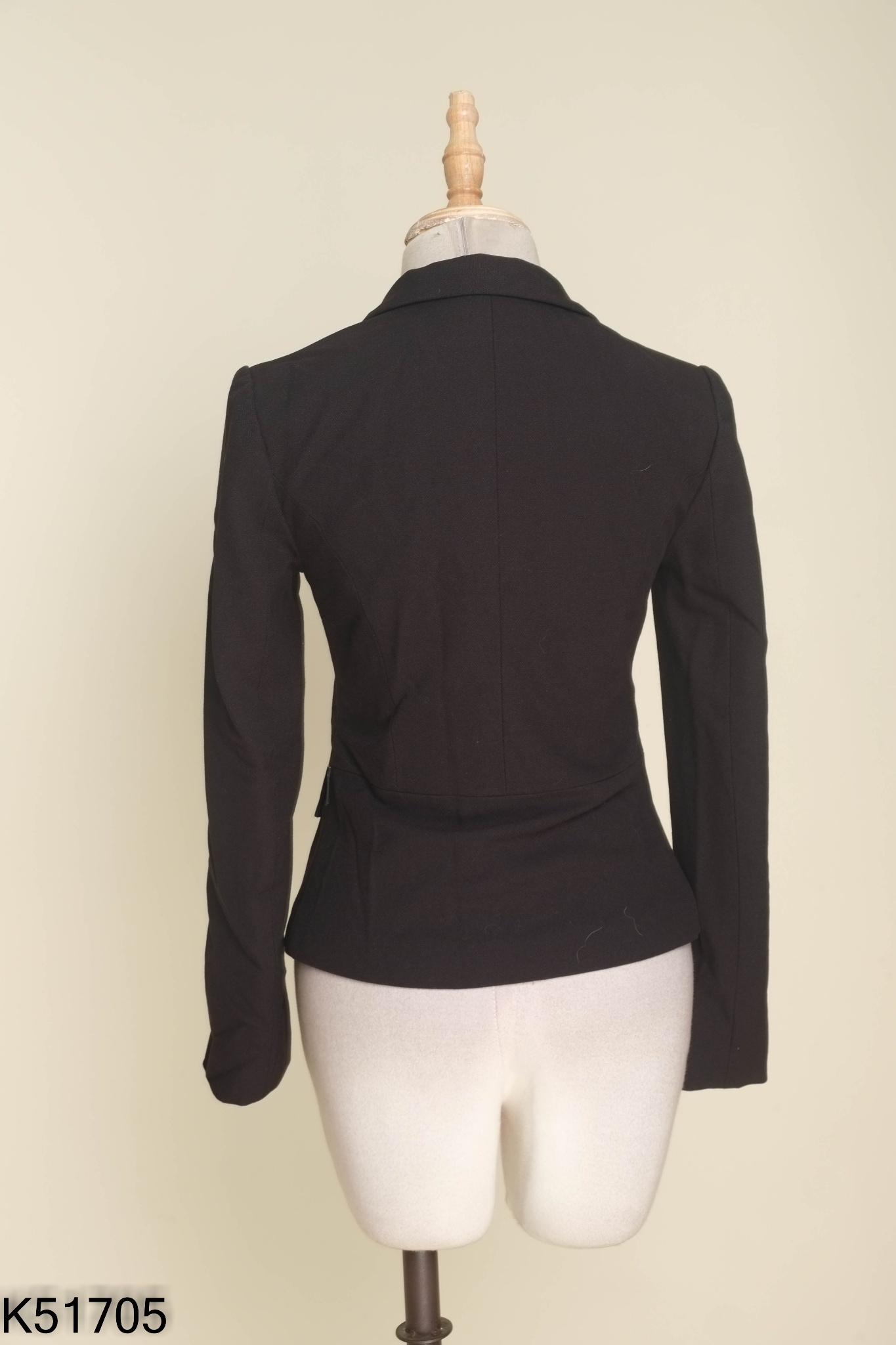 Áo vest đen dáng ngắn