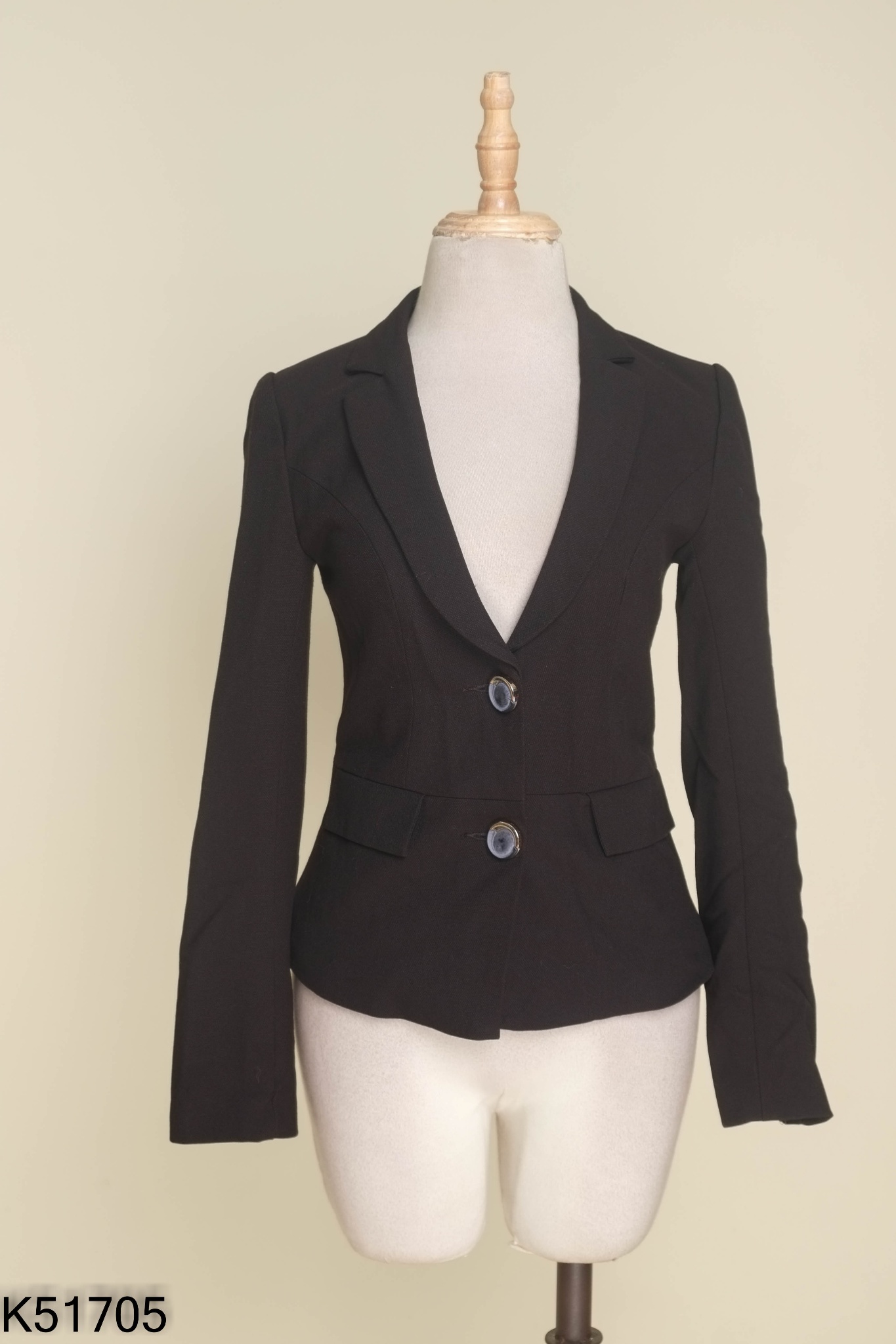 Áo vest đen dáng ngắn