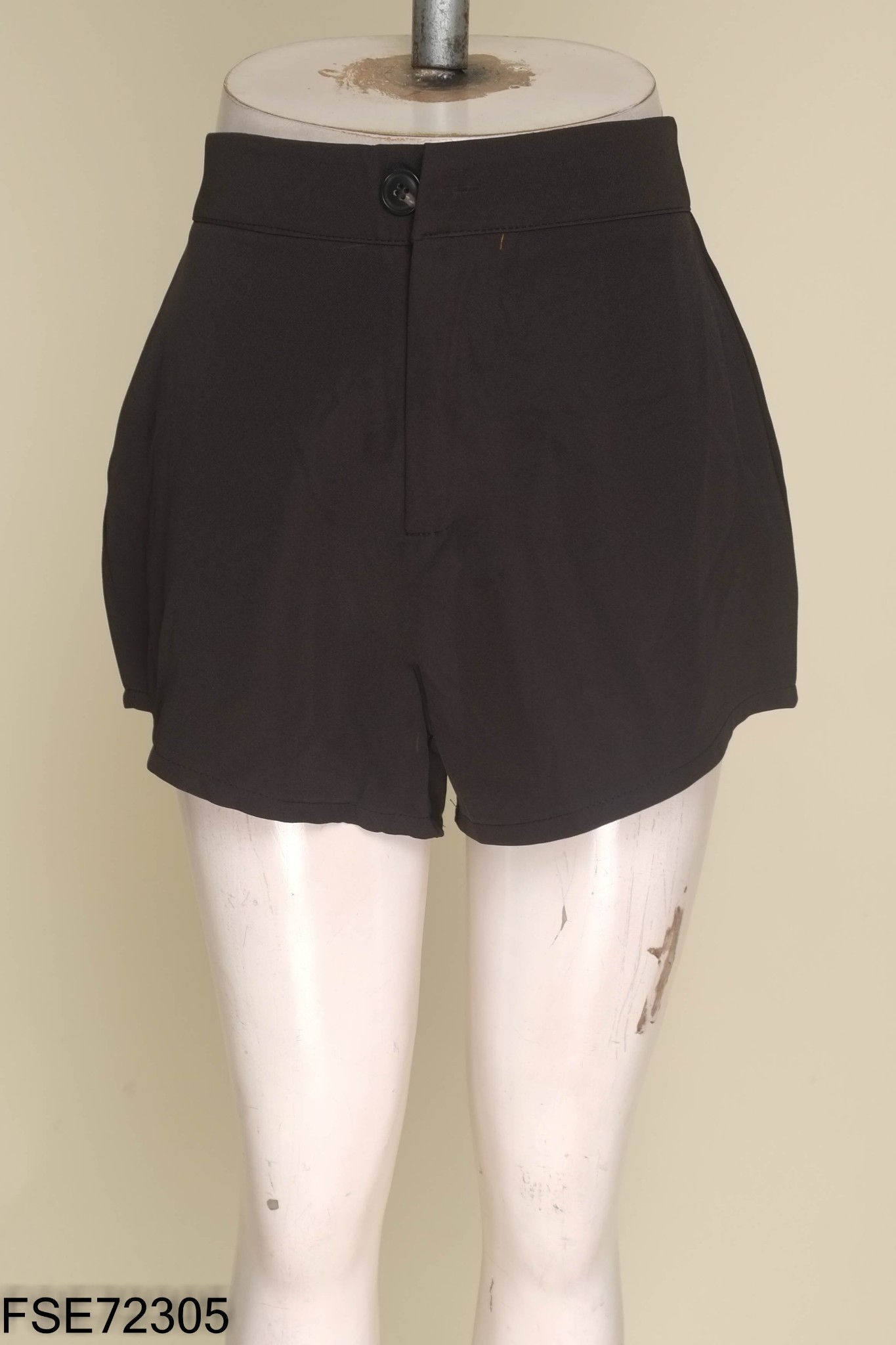 Quần short đen trơn