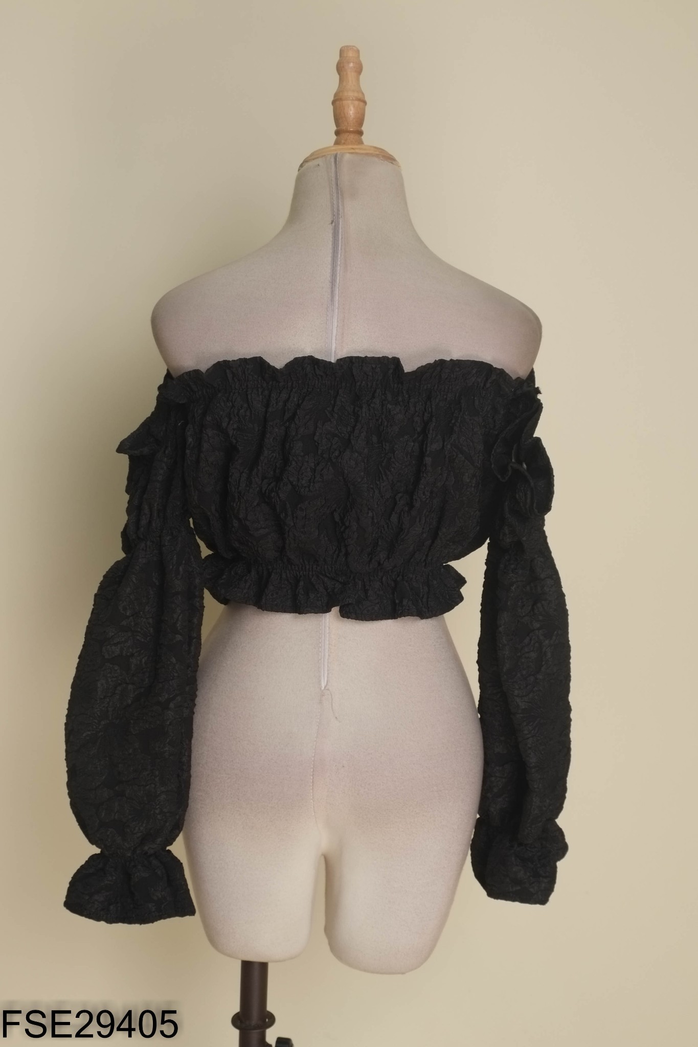 Áo croptop đen trễ vai