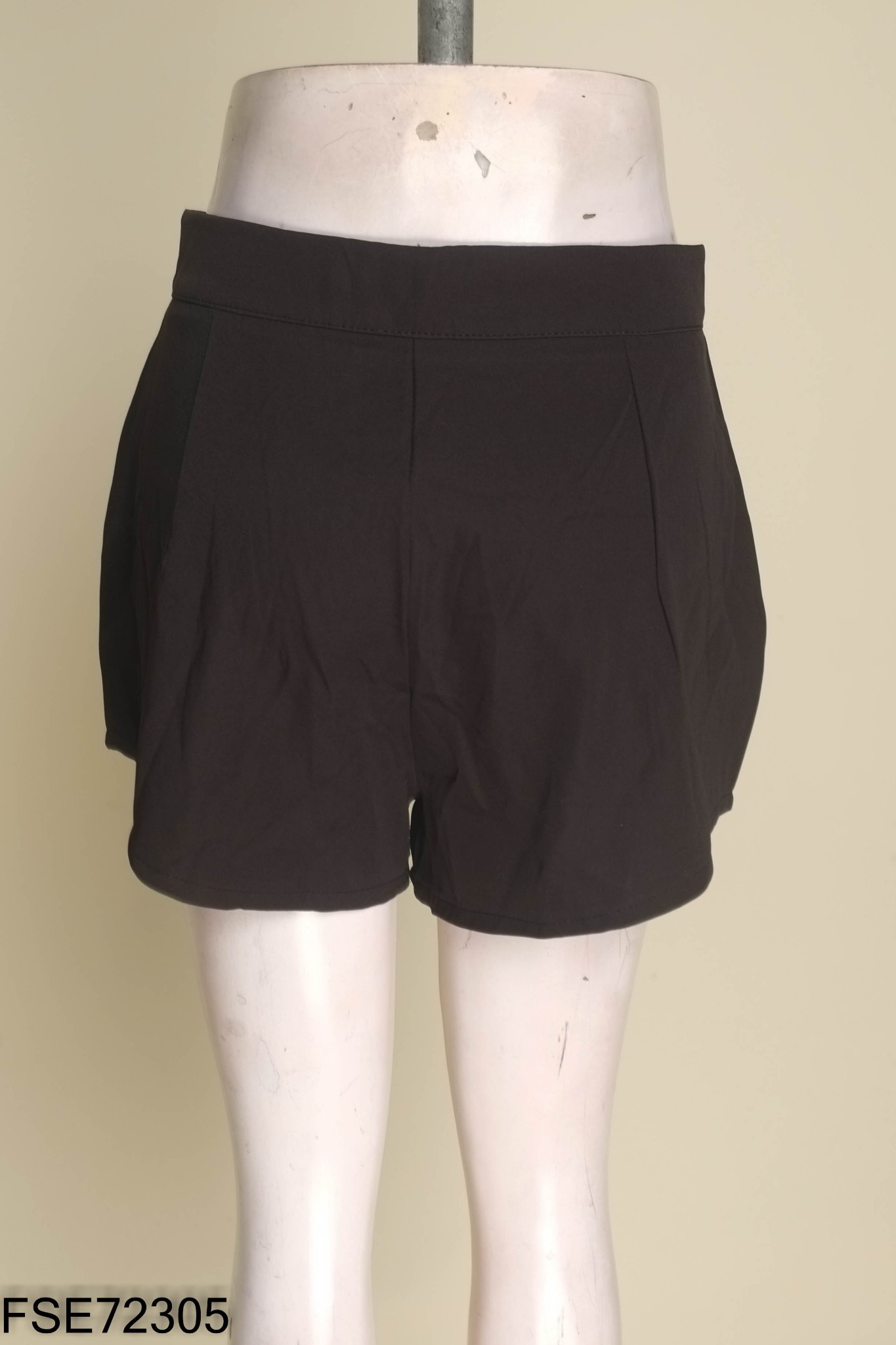 Quần short đen trơn